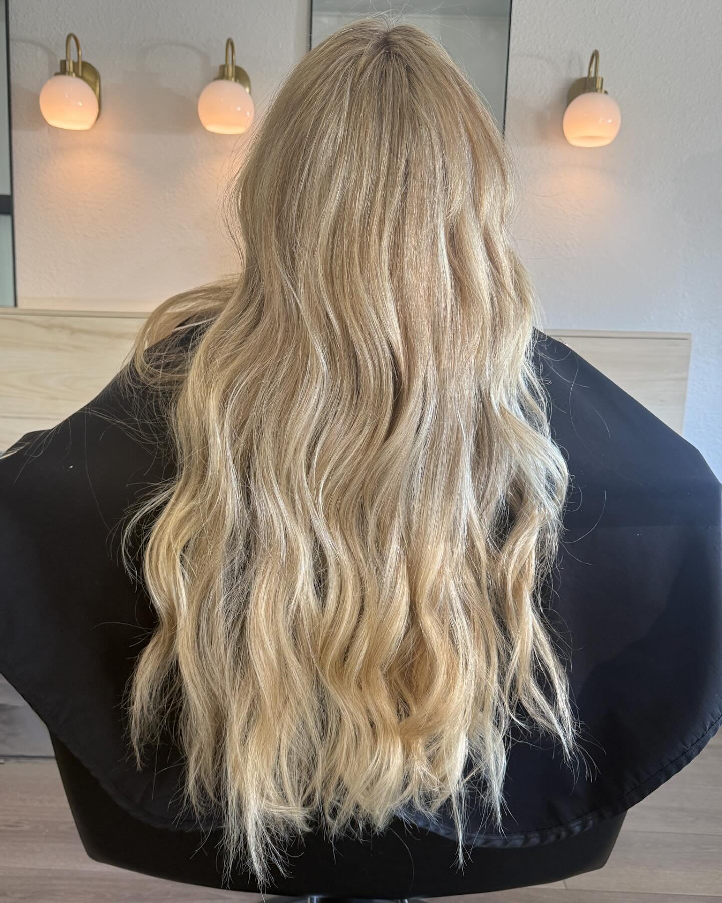 A real life mermaid 🧜🏼&zwj;♀️ 
Retouch and gloss ✨
@oligopro helping us reach our blonde goal