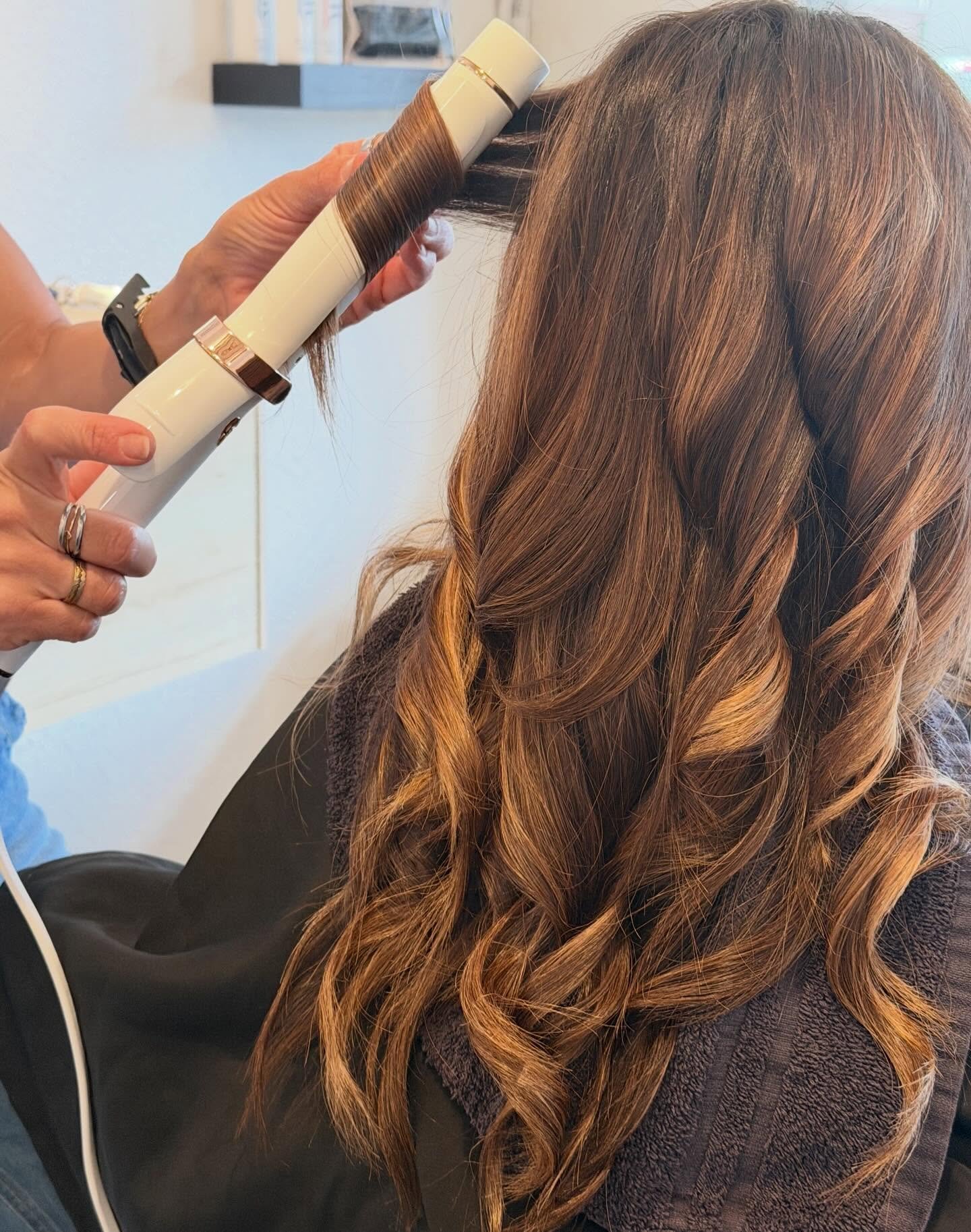 Soft waves, big shine, zero damage vibes ✨

Obsessed with what the T3 curling iron does to the hair&mdash;smooth, frizz-free curls that actually last without compromising the ends. The heat is consistent, the barrel glides effortlessly, and the finis