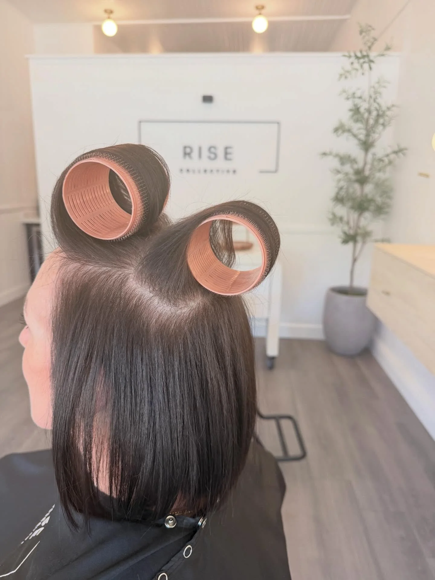 Big volume, zero effort ✨
Velcro rollers = the secret to that soft, bouncy lift we all love.

Using @mykitsch XL 4 pack