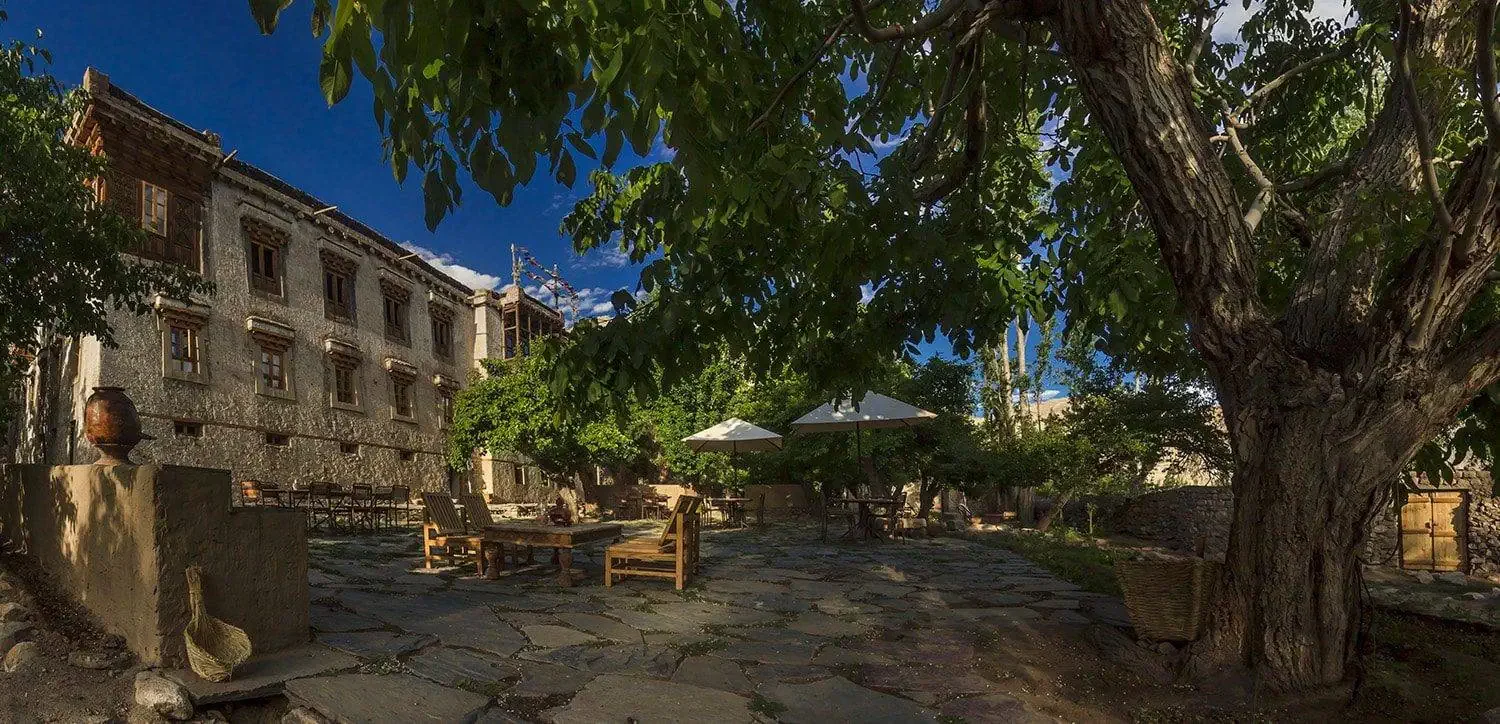 hotel-nimmu-house-garden-table.7036xAB0167.webp