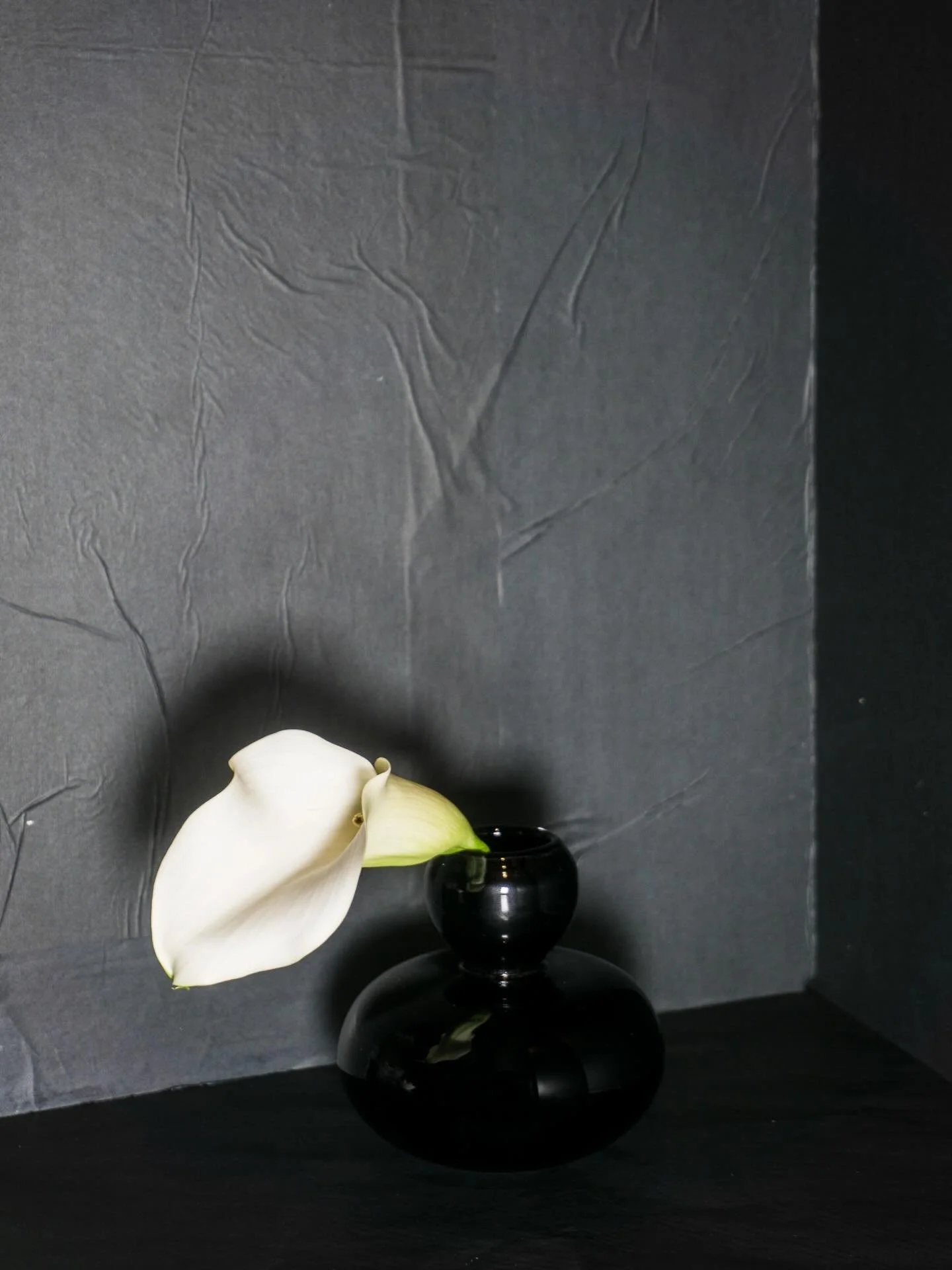 The Vase 3 mini, black mass-tinted glass

oogobjects.com