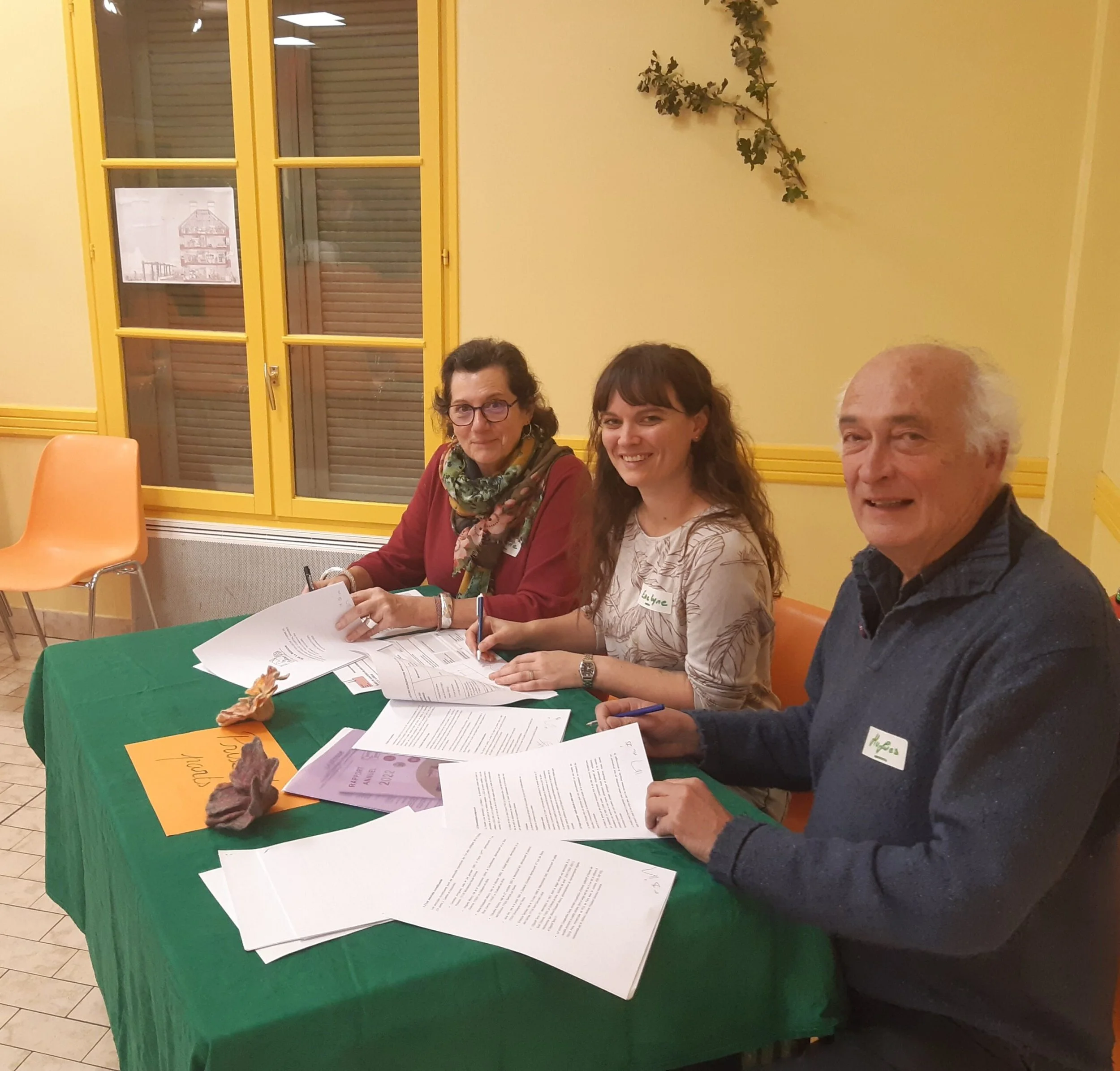 Les-societaires-signent-quelques-papiers--scaled.jpg