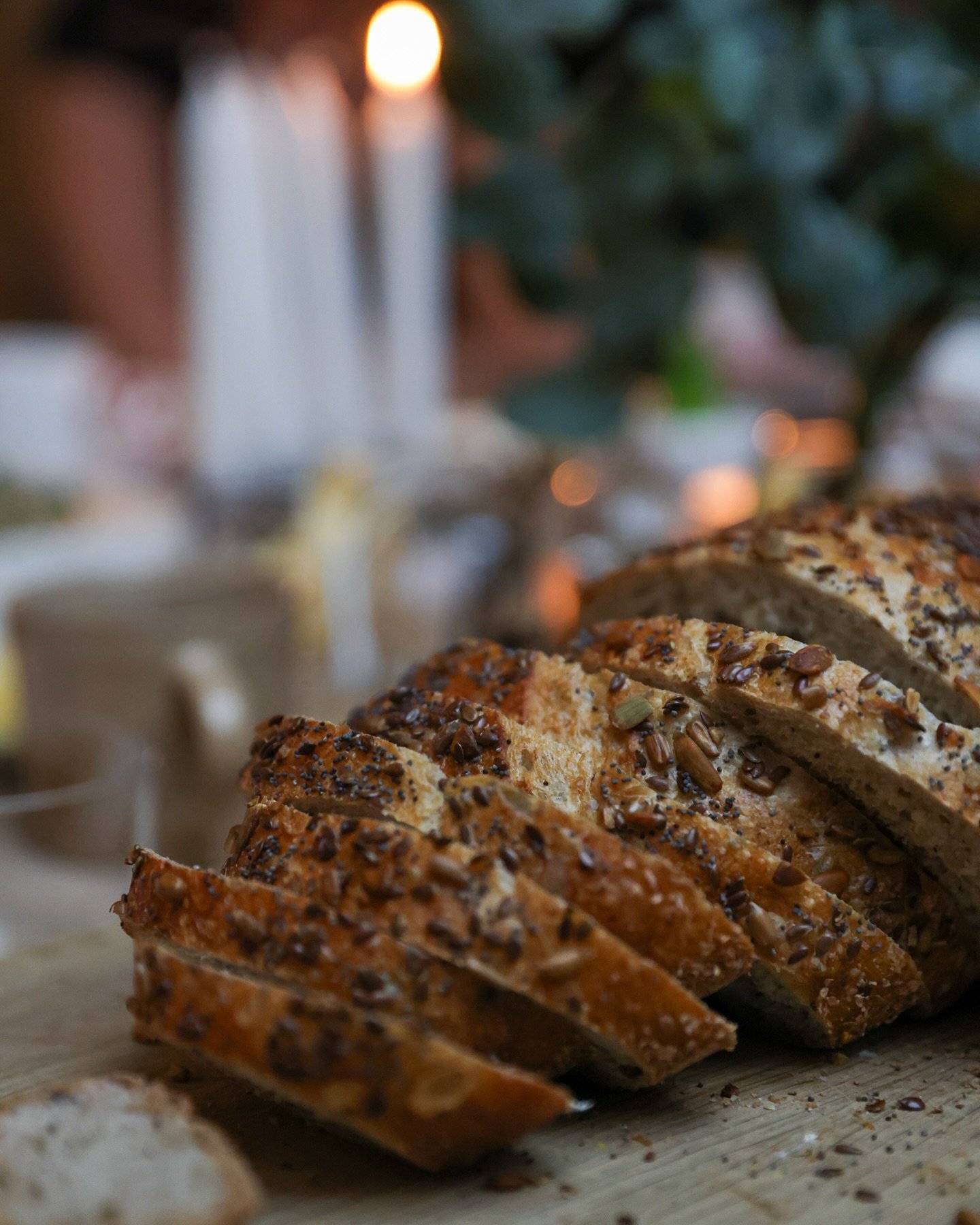I desember er det noe magisk med duften av nybakt br&oslash;d. Det samler familien, skaper minner og gir en smak av ekte julestemning! @sottogsalt_bakeri