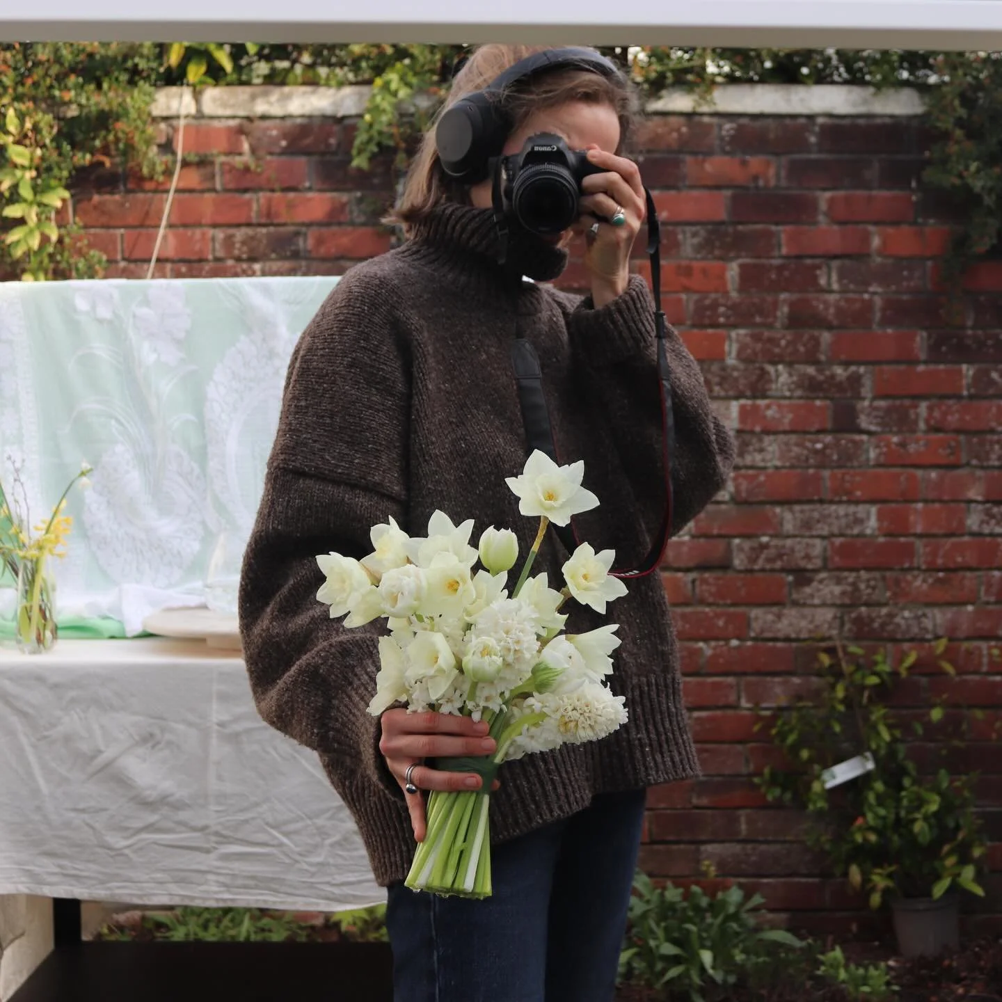 Design led by the seasons, not by the trends.

Specialised in bespoke, foam-free floral commissions that prioritise the quiet nuances of the Irish seasons.

Planning a wedding is about more than logistics - it&rsquo;s about creating a memory that fee