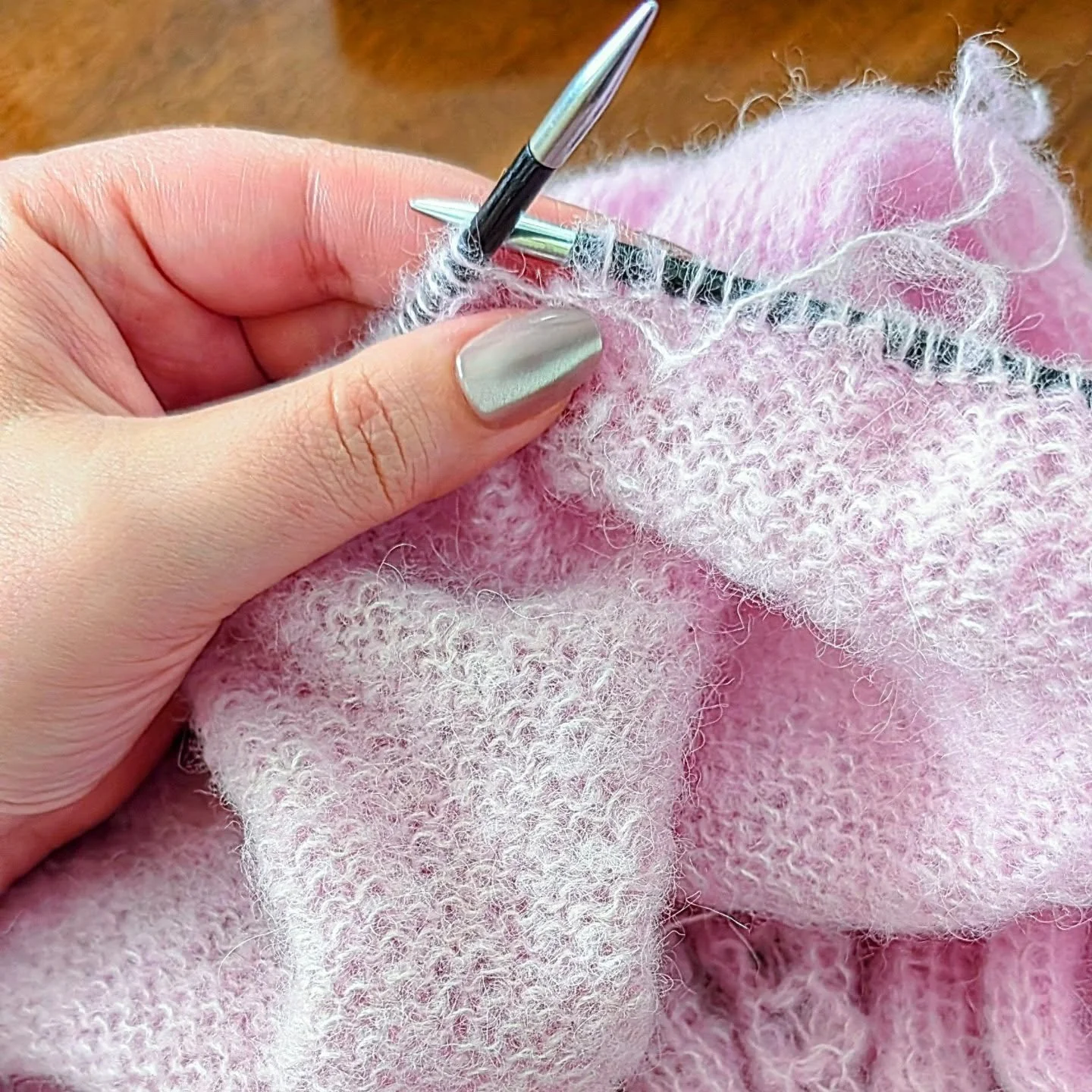 A little personal knitting while my manicure was fun and shiny. Maybe it's silly, but I find for myself that a pretty manicure makes stretches of WS stockinette stitches more fun. 💅
_________
Pattern: #zosiawrapcardigan by @vert.and.rose
Yarn: Brush