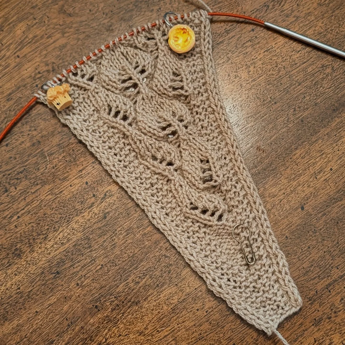 I was so excited, I had to cast on. I love lace so much, and this has already been so fun. Here's hoping the recipient likes the color. Can't wait to see this blocked and the yarn blooming.🥰

Pattern: Leaflette Scarf by @letesknits 
Yarn: Mushroom R