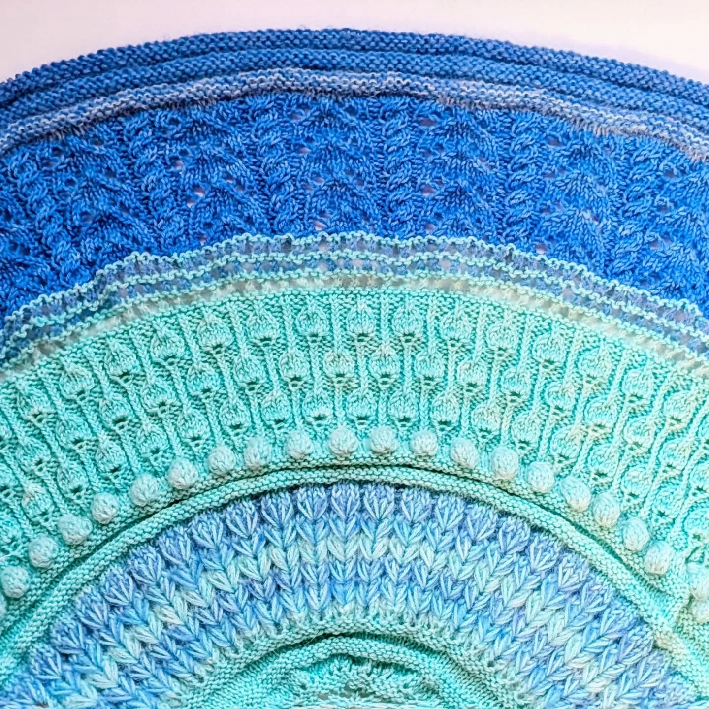 Another layer of lace, and we're further into the fade~ 

Pattern: Glowhair Frost Shawl by @westknits 
Yarn: Custom Colorways by @beautifulsimplicityfibreco