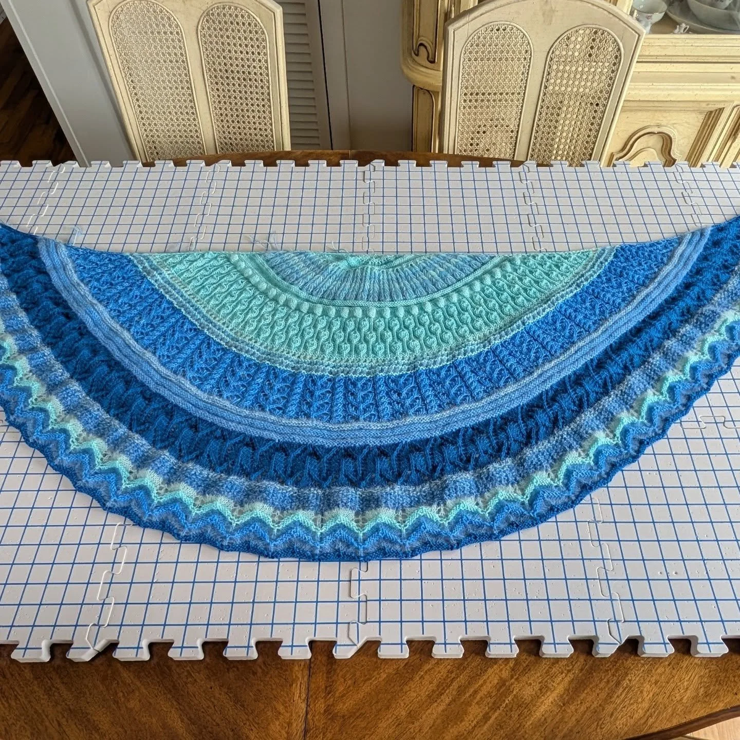 She's off the needles! Those last rows were killer. About 45 min to an hour for one row. 😅

Pattern: Glowhair Frost Shawl
Yarn: Custom Colorways on Cashmere Merino Fingering by @beautifulsimplicityfibreco