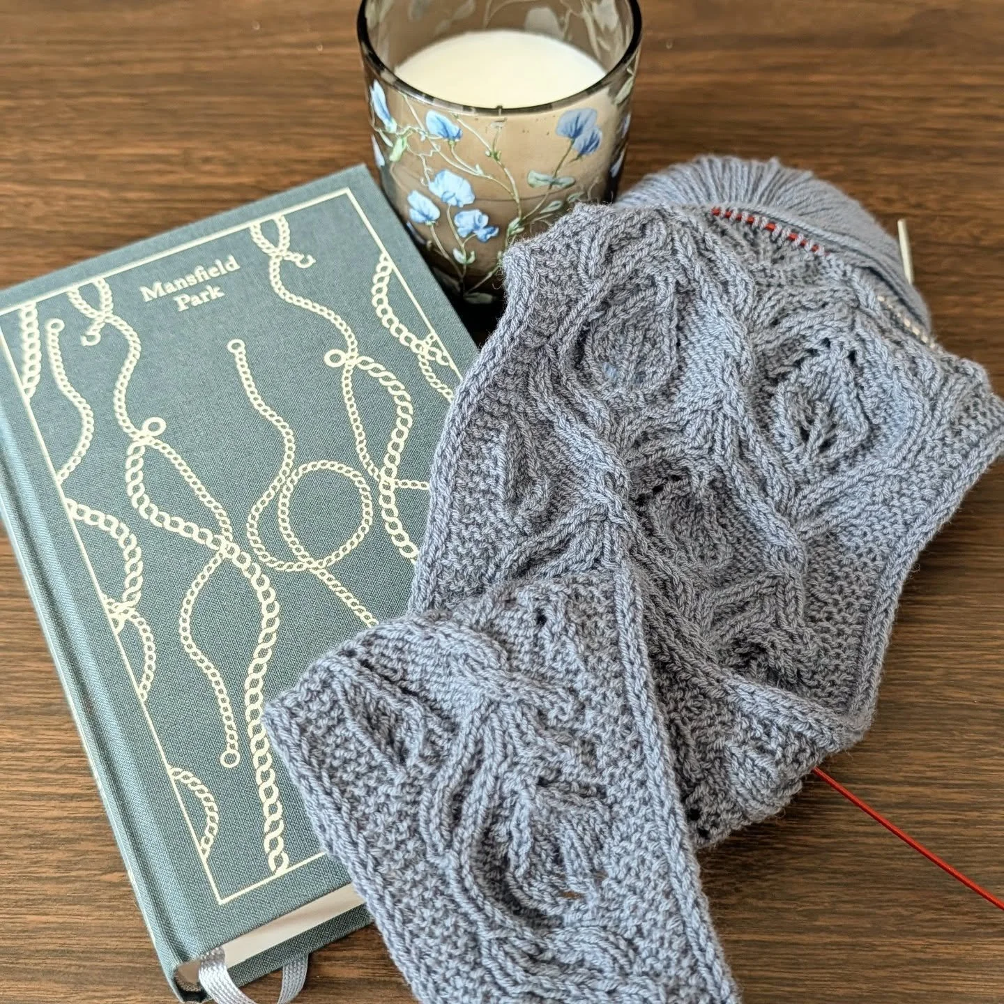 Alas and alack I cannot read and knit at the same time. But I was enjoying the color story my book and my knitting were making. Candle thrown in for fun, and because 3 things are better than 2.

Pattern: Scarflette by @letesknits
Yarn: Knitting for O