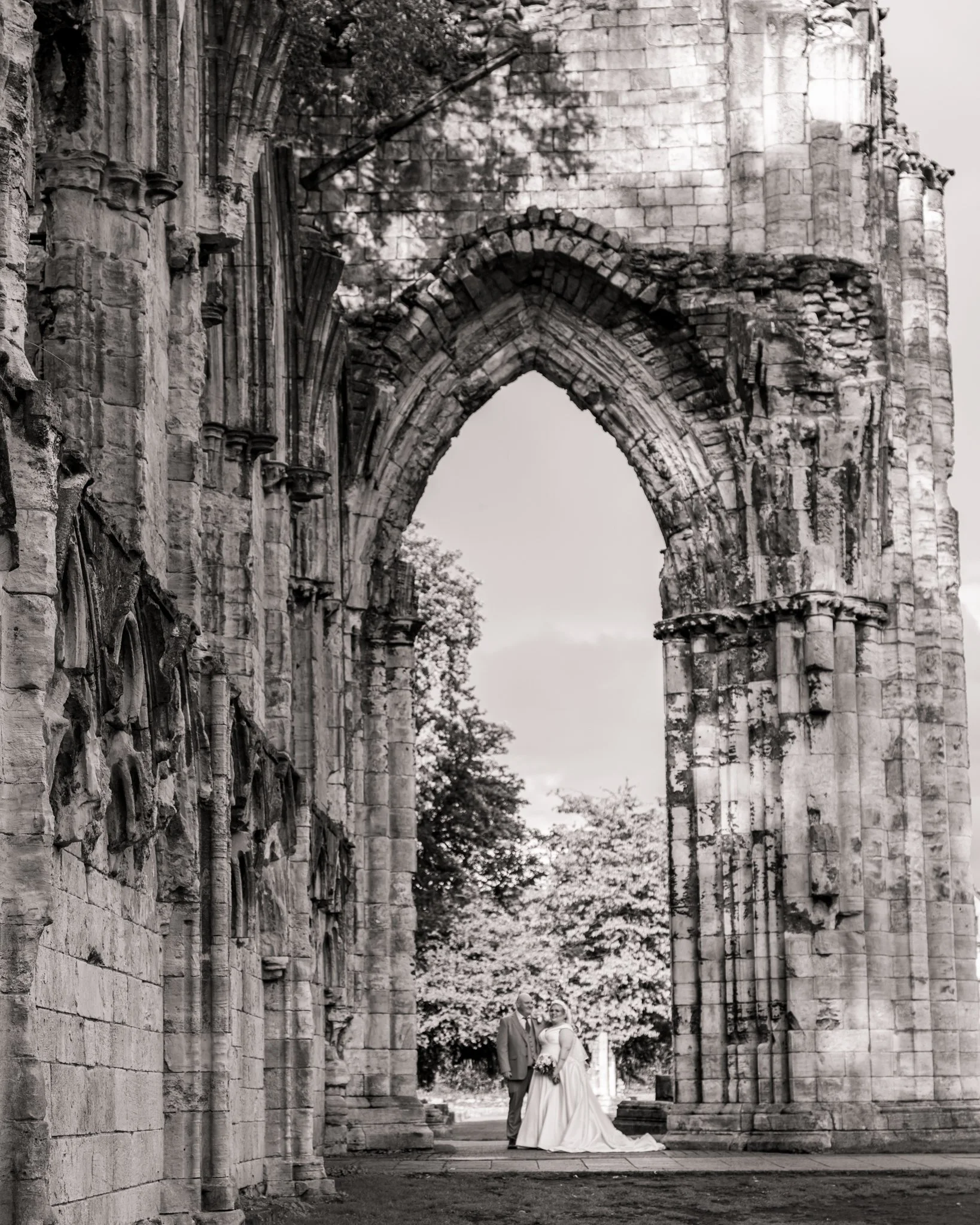 Bride and Groom at the ruins in the museum gardens at York.