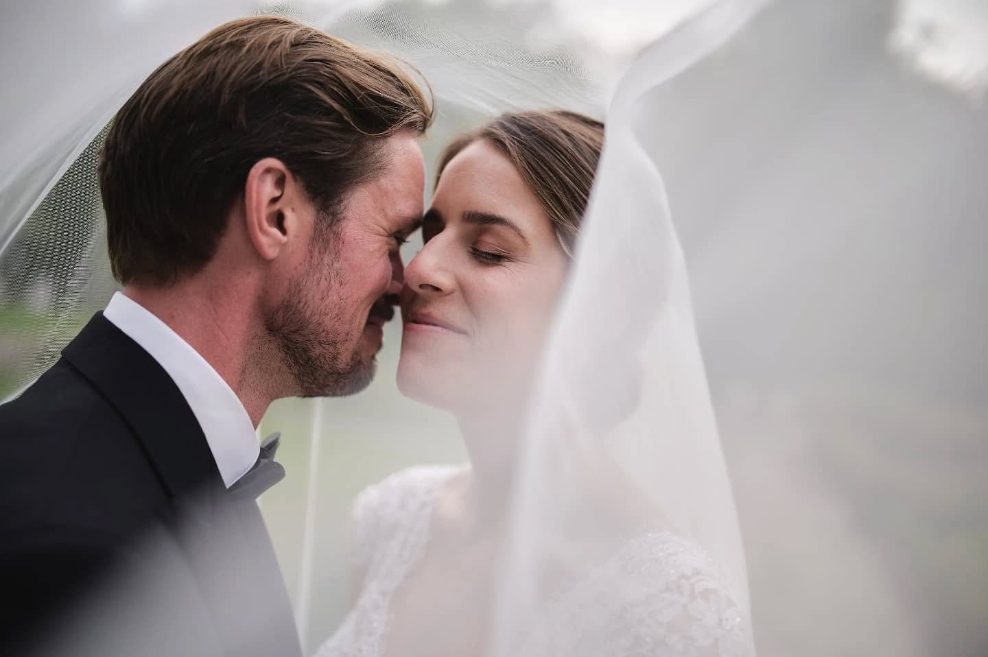 3 jaar getrouwd met de leukste man @bakkerbakker 💜

Aankleden was nog nooit zo leuk en spannend!
Ik mocht zelfs 2 dagen mijn jurk dragen en mijn haar en make-up werden gedaan. Heerlijk!

Een trouwjurk geeft je een heel bijzonder gevoel.
Ik wist ook 