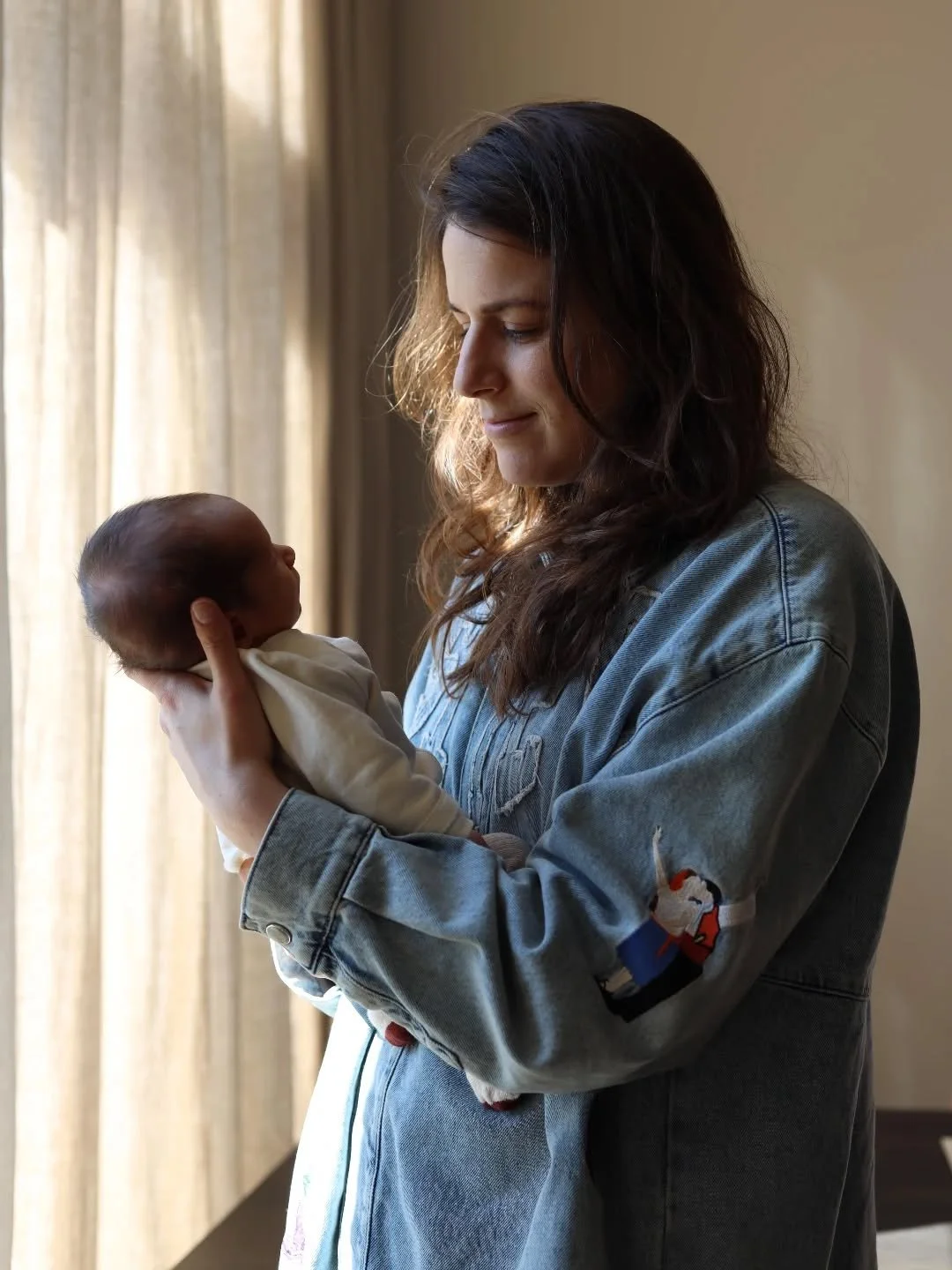 2025. Het jaar waarin ik moeder werd.
Een jaar vol liefde, intensiteit, groei en momenten die ik nooit had kunnen voorspellen. 
Van de meest fantastische tot meest moeilijke momenten. 

Moeder worden verandert niet alleen je leven, maar ook jezelf. 
