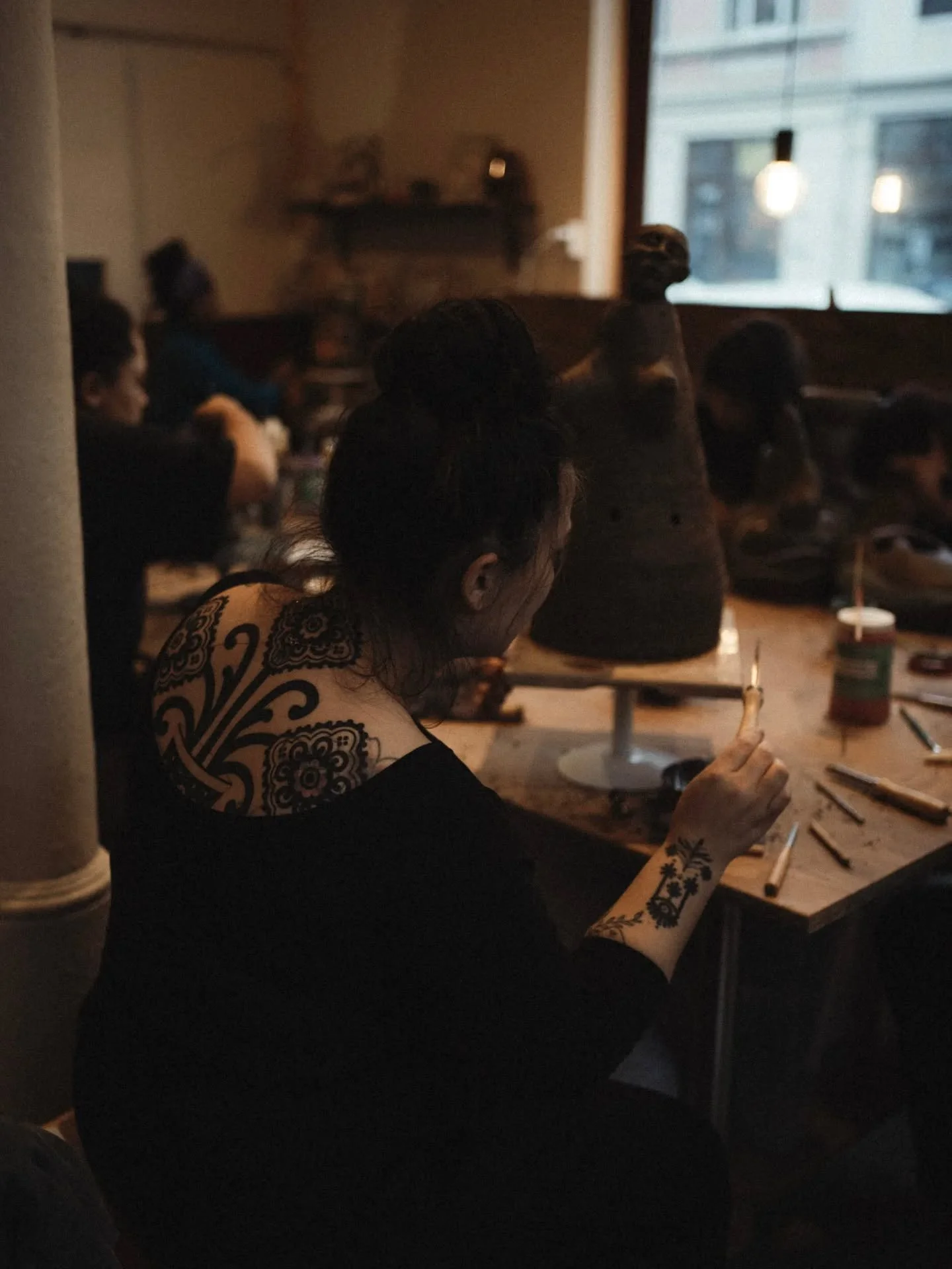 Simply because she takes beautiful photos and because she makes beautiful tattoos. 
Backpiece in the making and photo by @pauli.tattoo 

🖤🖤🖤

#pottery #backpiece #tattoo #blackwork #photography handbuiltceramics