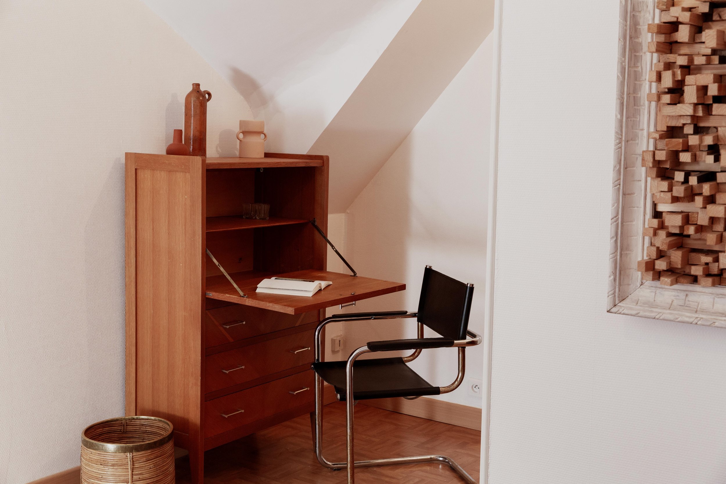 listeners room desk 17-smaller.jpg