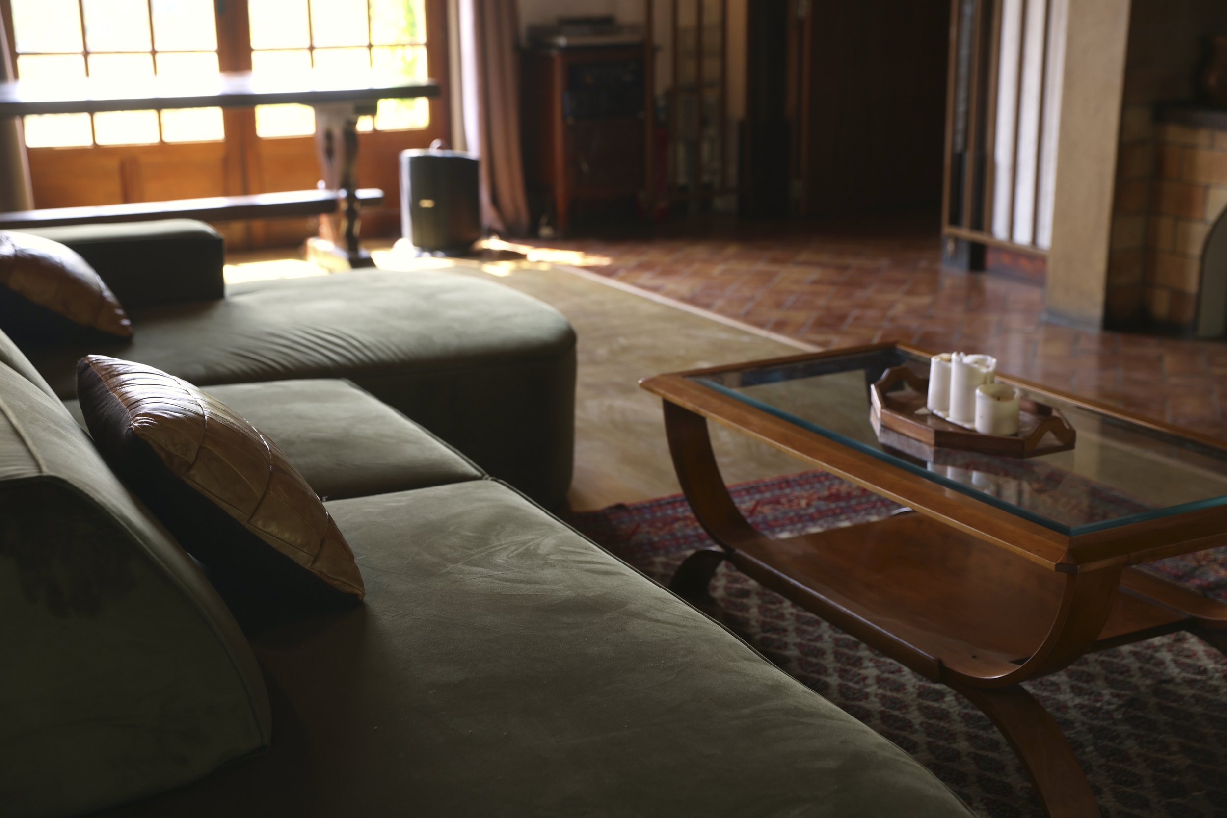 0X3A2637 sofa winter .jpg