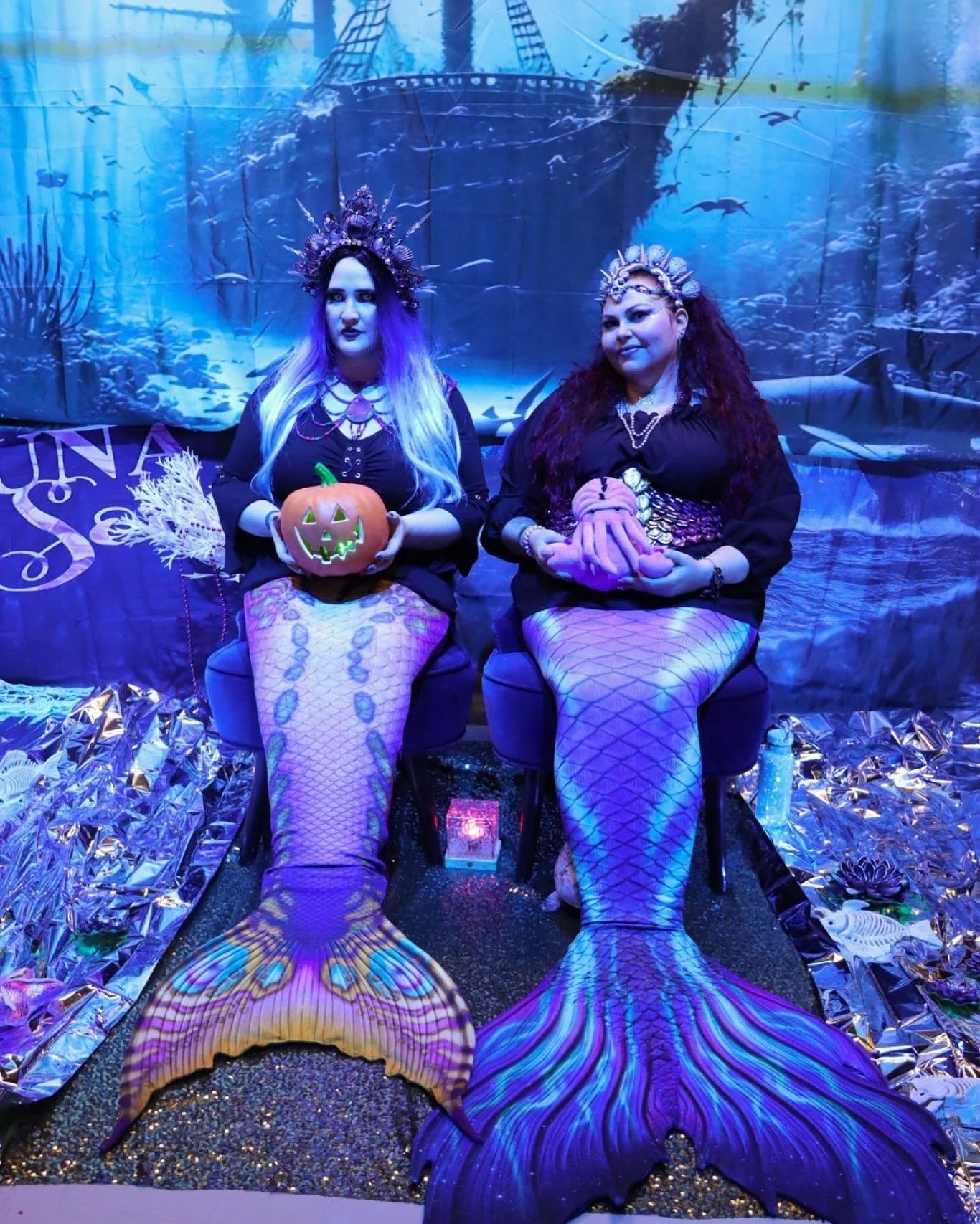 ✨ Seireenit valloittivat Maagiset Messut viikonloppuna Lahdessa! ✨ 

Suomen Merenneitoharrastajat ry:n seireenit hurmasivat messuk&auml;vij&auml;t upeilla esiintymisill&auml;&auml;n ja tarinallisilla hahmoillaan Taruolentojen osastolla. 💙 Seireenit 