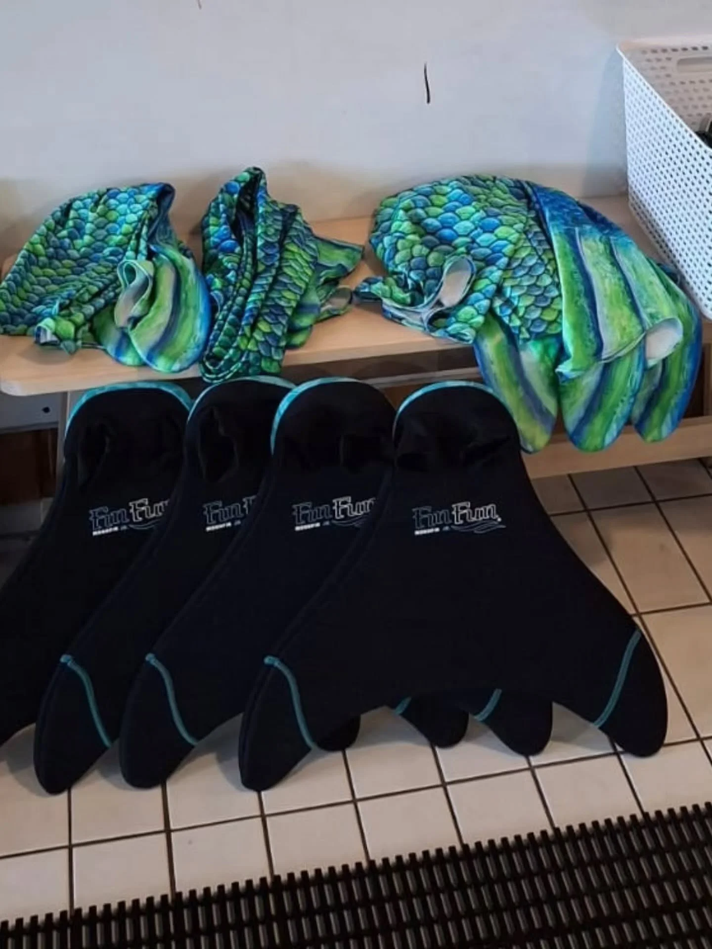 Sportlovs-sj&ouml;jungfruna &auml;r i full fart! Dag 2 &auml;r ig&aring;ng, och idag &ouml;ver vi p&aring; tricks

Hiihtoloma-mermikset ovat vauhdissa taas! P&auml;iv&auml; 2, t&auml;n&auml;&auml;n harjoitellaan temppuja 🧜&zwj;♀️