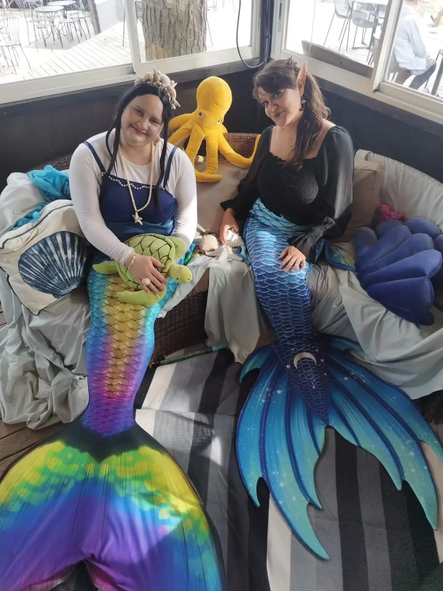 Meill&auml; oli viime viikon Espoo p&auml;iv&auml;ss&auml; ihana iltap&auml;iv&auml; @cafemerenneito terassilla 😊

@merwitch_selene ja @mermaidsedgena kiitt&auml;&auml; ja kuittaa 🌊💖