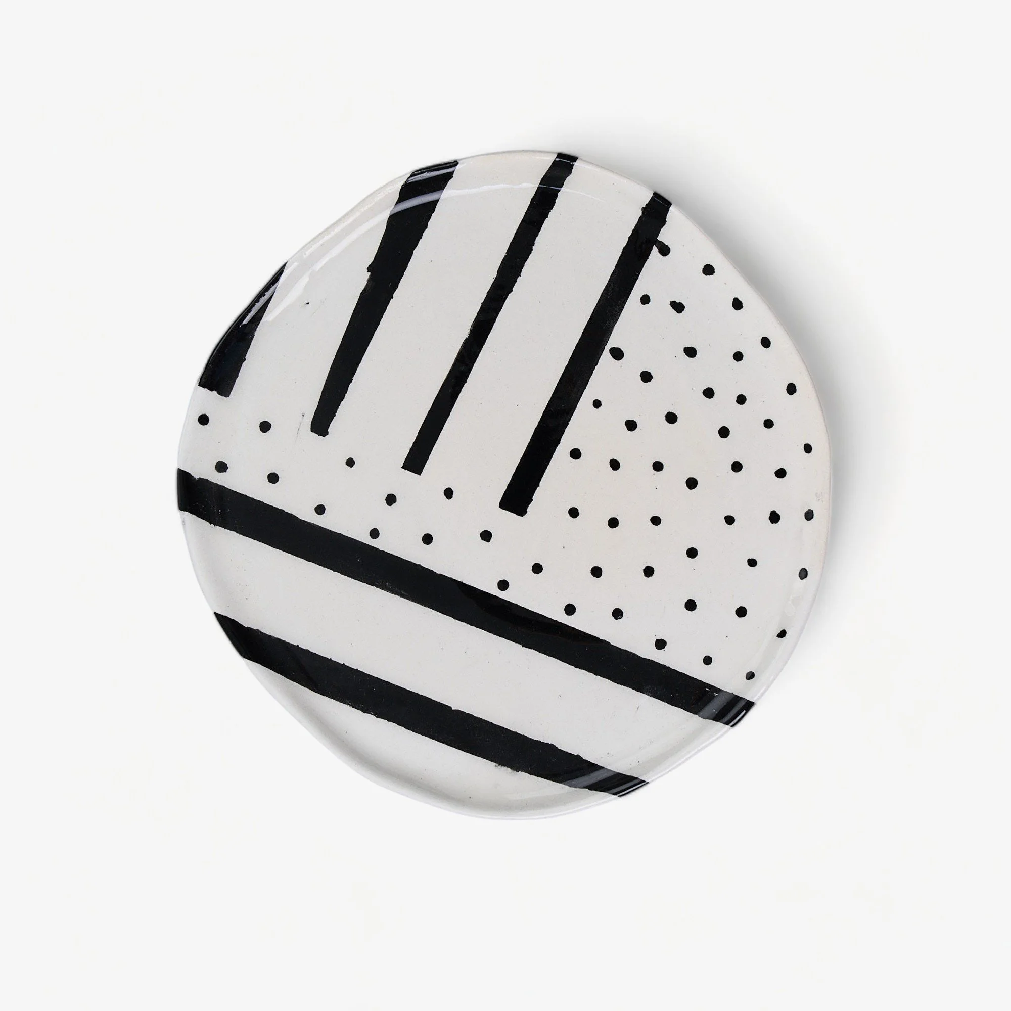 kiriakos_ceramic_handmade_black_white_saucer_2.jpg