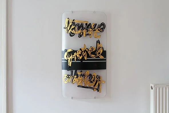 Web_Lars Koepsel_Tante Gretel erzählt_Aunty Gretel tells stories_raid shield_Ink, gold leaf 2025.jpg