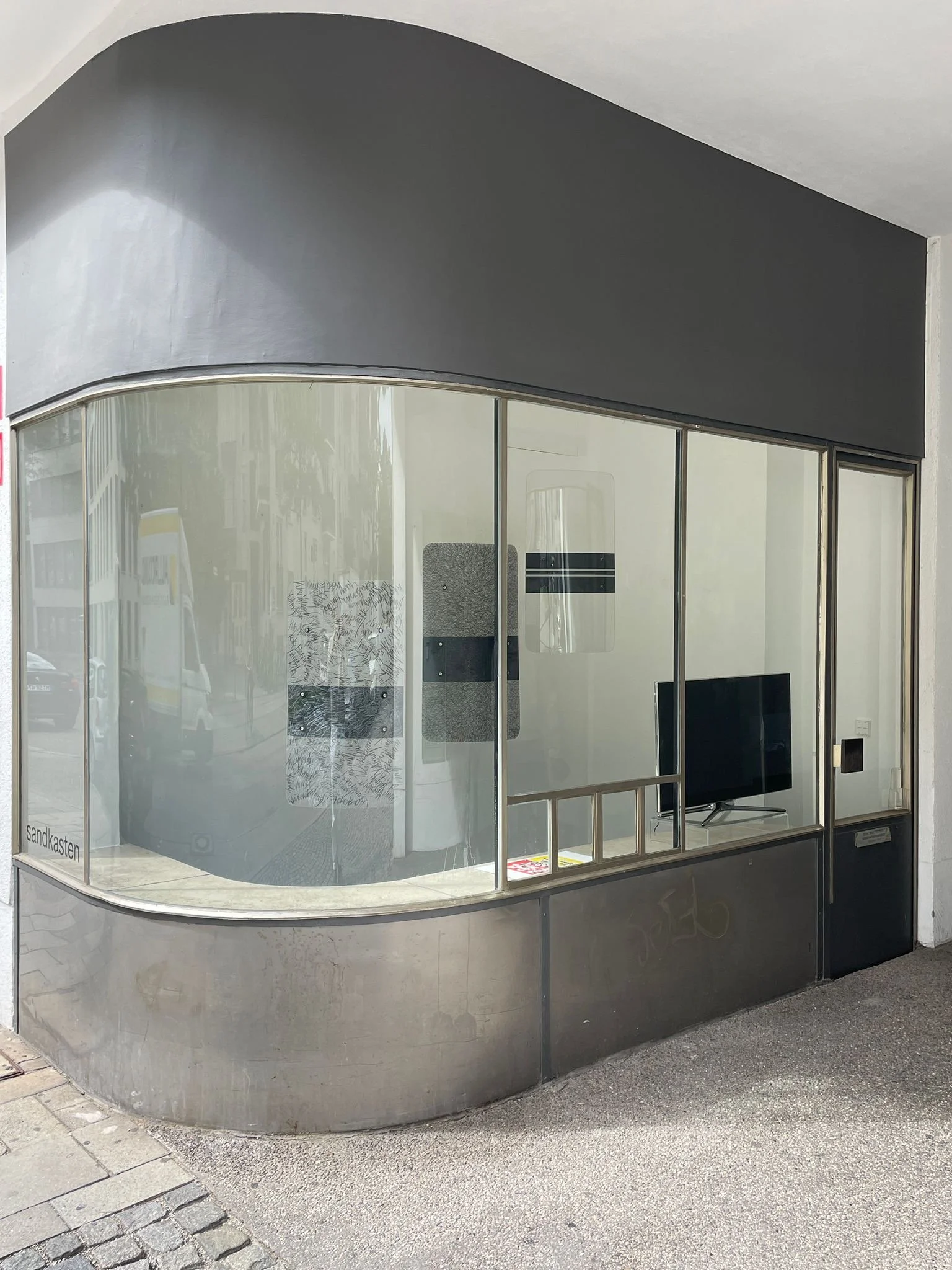 Vernon Ah Kee_Sandkasten .JPG