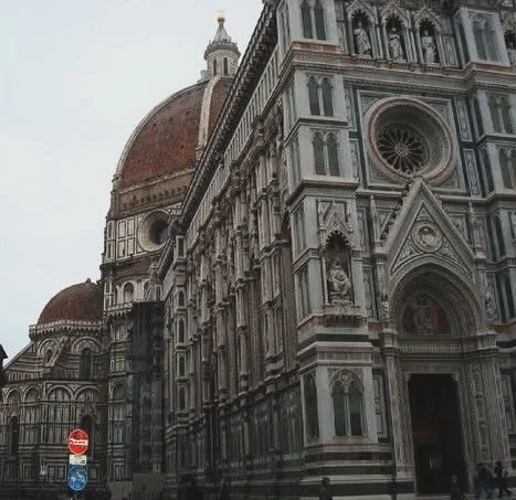 Today&rsquo;s #smoochwait prompt is &ldquo;what inspired your story?&rdquo; 

Italian Book is set in a magical version of Florence in the 1800&rsquo;s. The setting was inspired by the semester I spent studying abroad there. I completely fell in love 