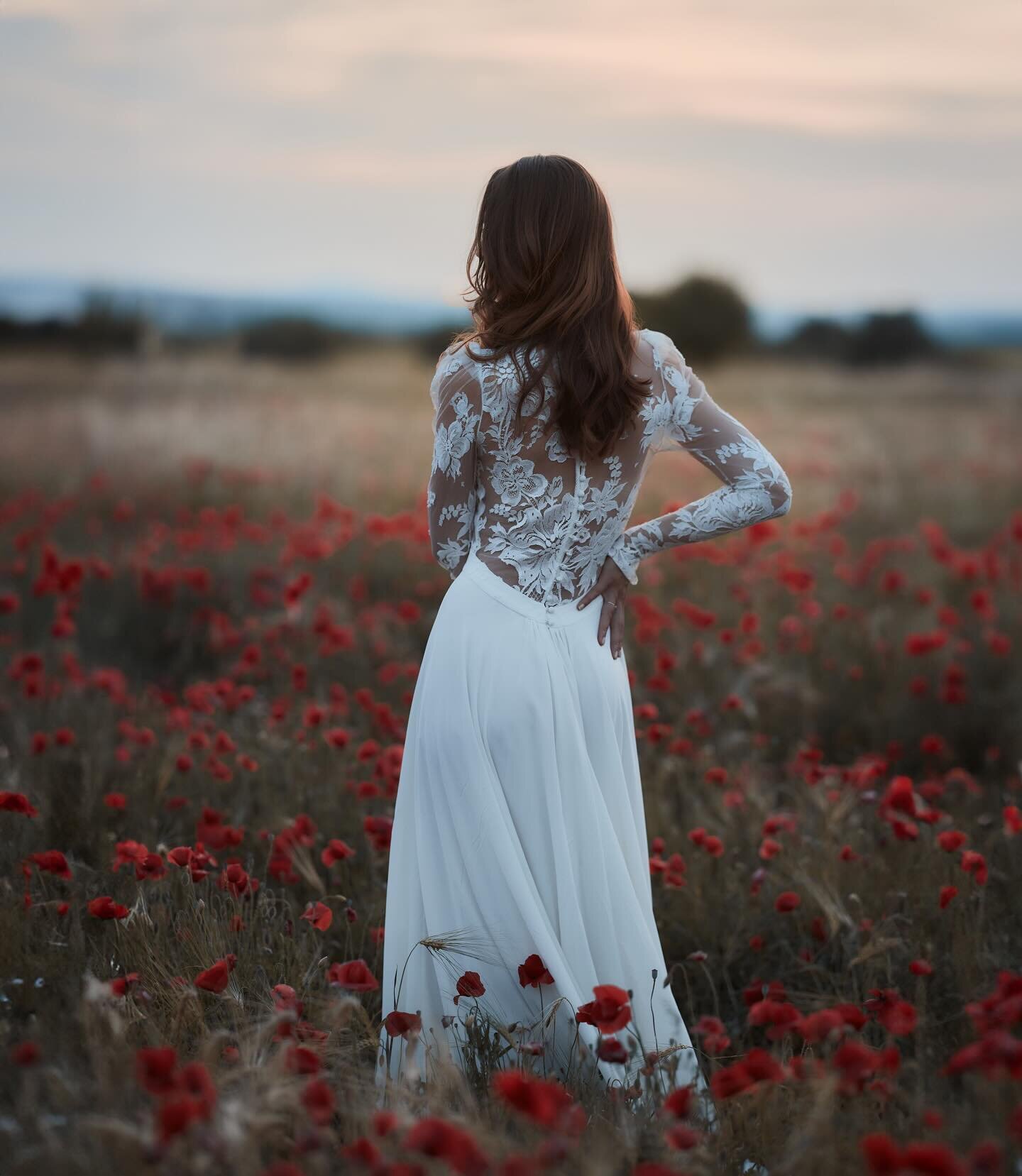 That moment when you realise you accidentally planned your wedding to be on a full moon night with a massive poppyseed flower field just in front of your venue. #thanksuniverse

A few so far unshared pictures of me during blue hour shot by my dear fr