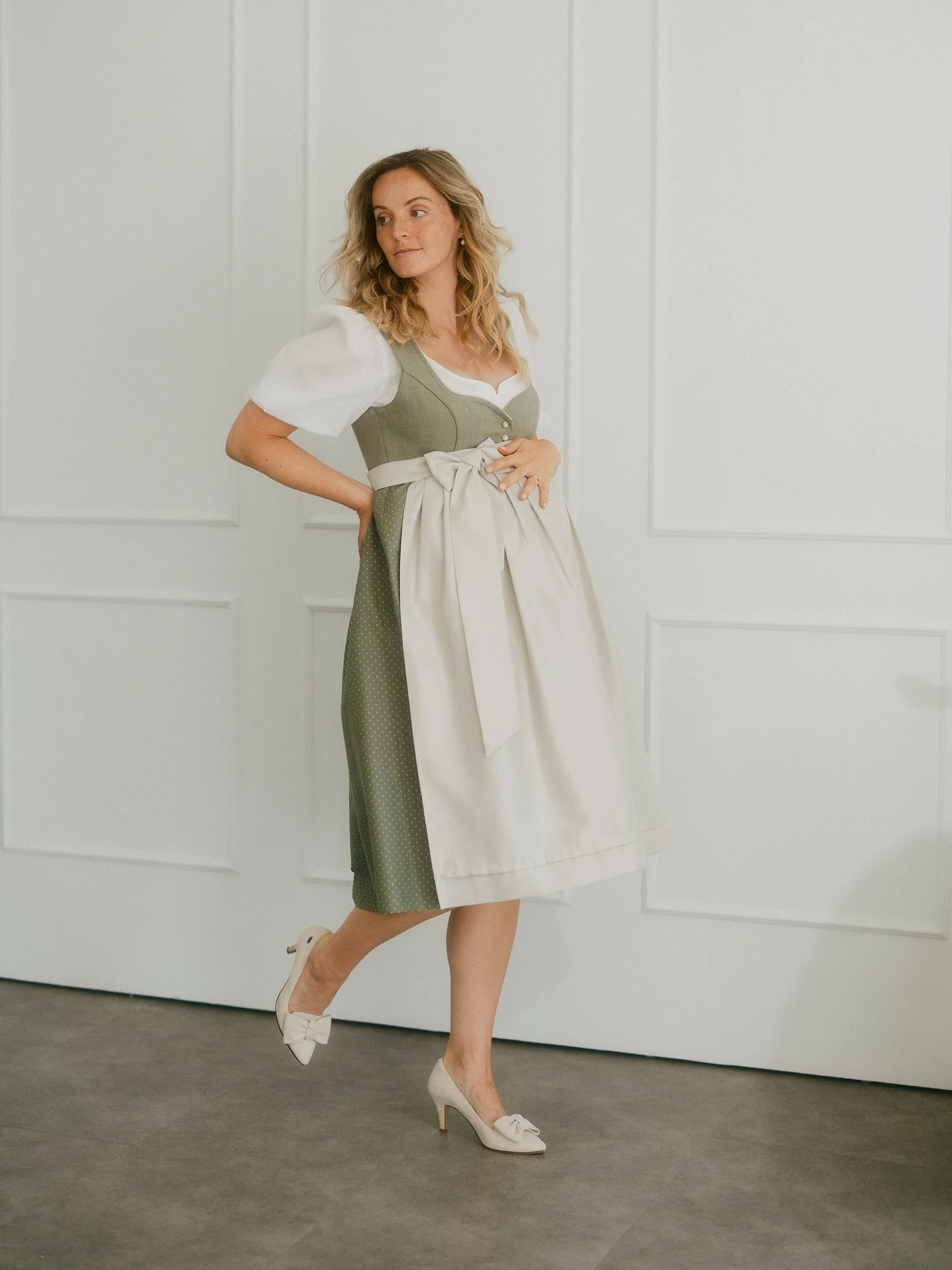 the sweetest @beccamundl for @heimatglueck.tracht 🤍
and a few belly pics 😉

#umstandsdirndl #tracht #munich #dirndl