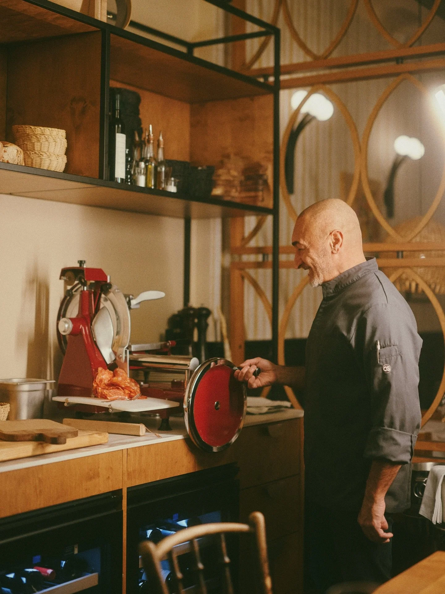 imagine a nice dinner with friends at your favourite italian restaurant🍝😌 good vino, homemade pasta and lots of fun! That's what we literally had on set ☺️ what else to wish for? 

new work for @seerosetrattoria 

#italianrestaurant #dolcevita #ita