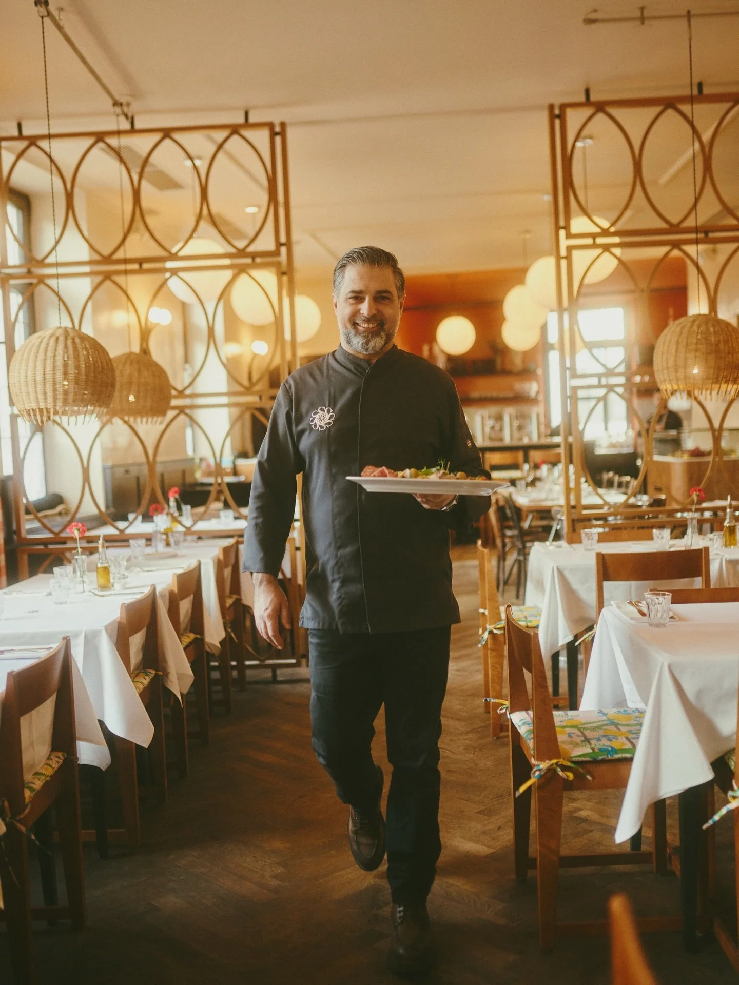 good food, happy people 😍 it can be so simple

client: @seerosetrattoria 

#italianrestaurant #dolcevita #italienischessen #restaurantphotography #munichrestaurants
