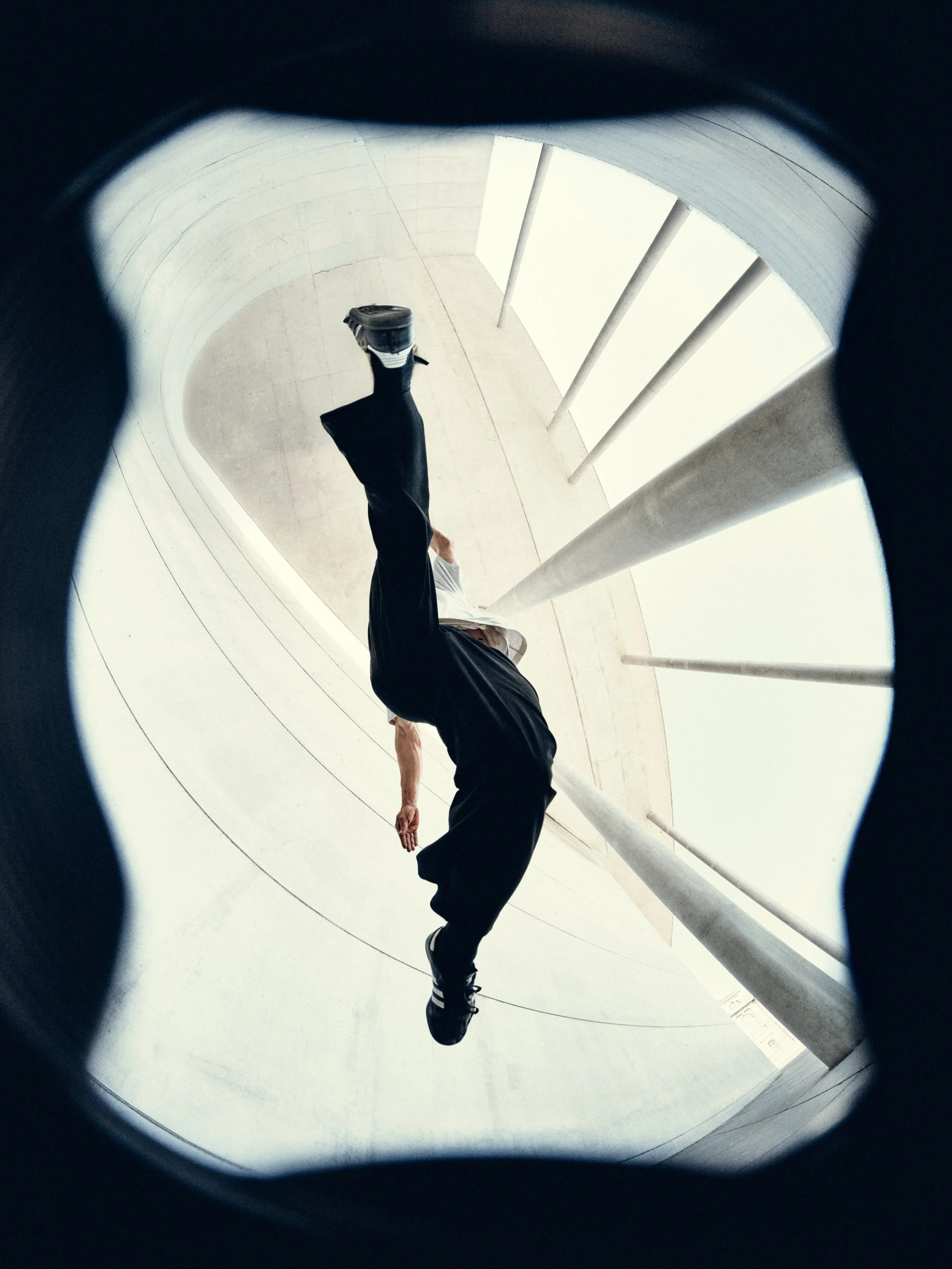 Back in the posting game and currently catching up on everything after being without my laptop for three weeks&hellip;

A first sneak peek into this shoot with @ludwig_hefele 
Can&rsquo;t wait to show you the whole series! 🔥

#parkour #acrobatics #m