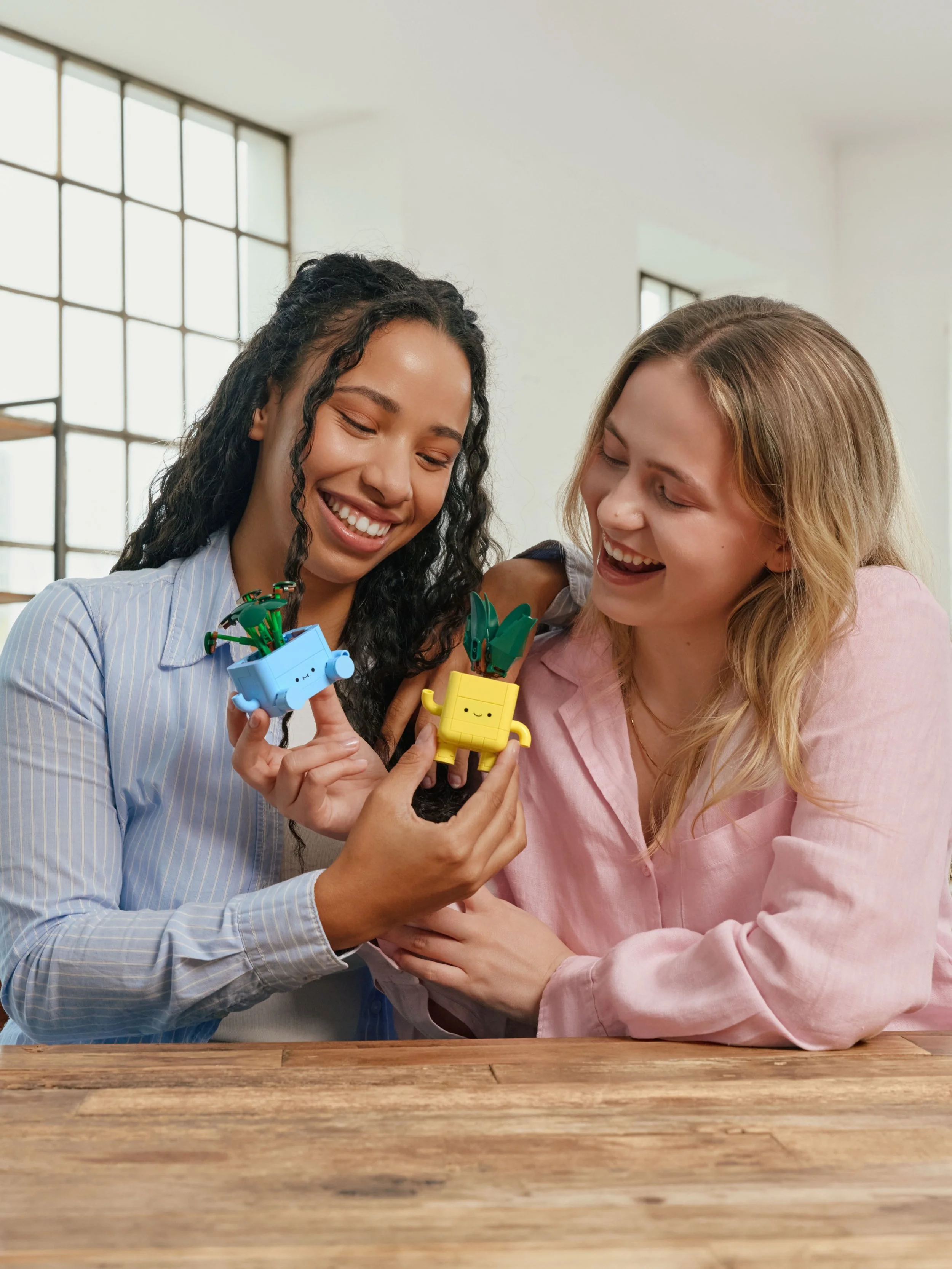 Somebody pinch me pleeeaaase! 😮&zwj;💨 Einfach jedes Mal unfassbar aufregend die eigene Arbeit in ganz Deutschland ausgestellt zu sehen.

Out now for LEGO und als Aussteller im @mueller_deutschland Drogeriemarkt eures Vertrauens 🙌🏻

Ein gro&szlig;