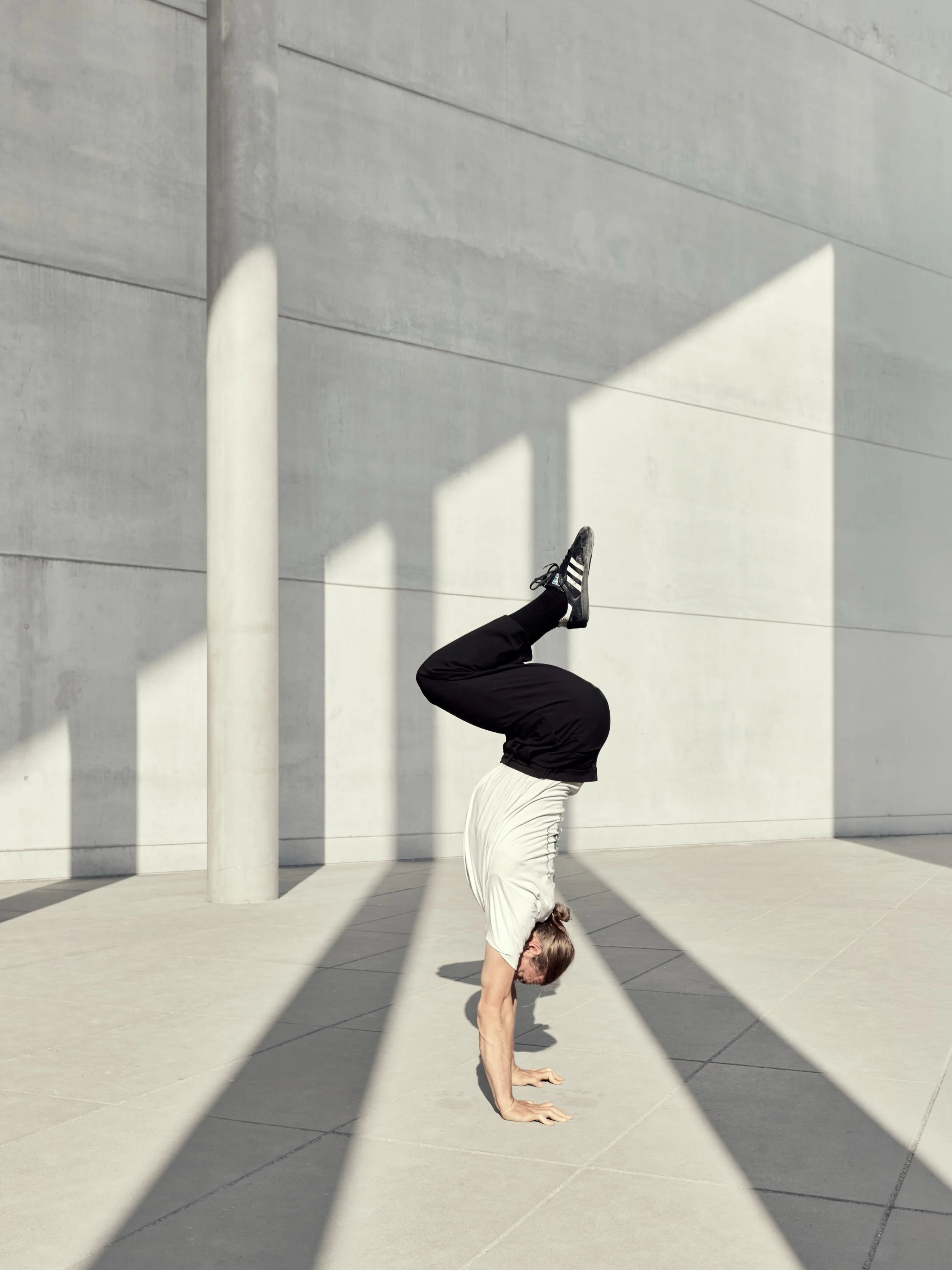light, shadows, shapes&hellip; the whole series with @ludwig_hefele 🔥

#acrobatics #parkour #movementculture #movementphotography