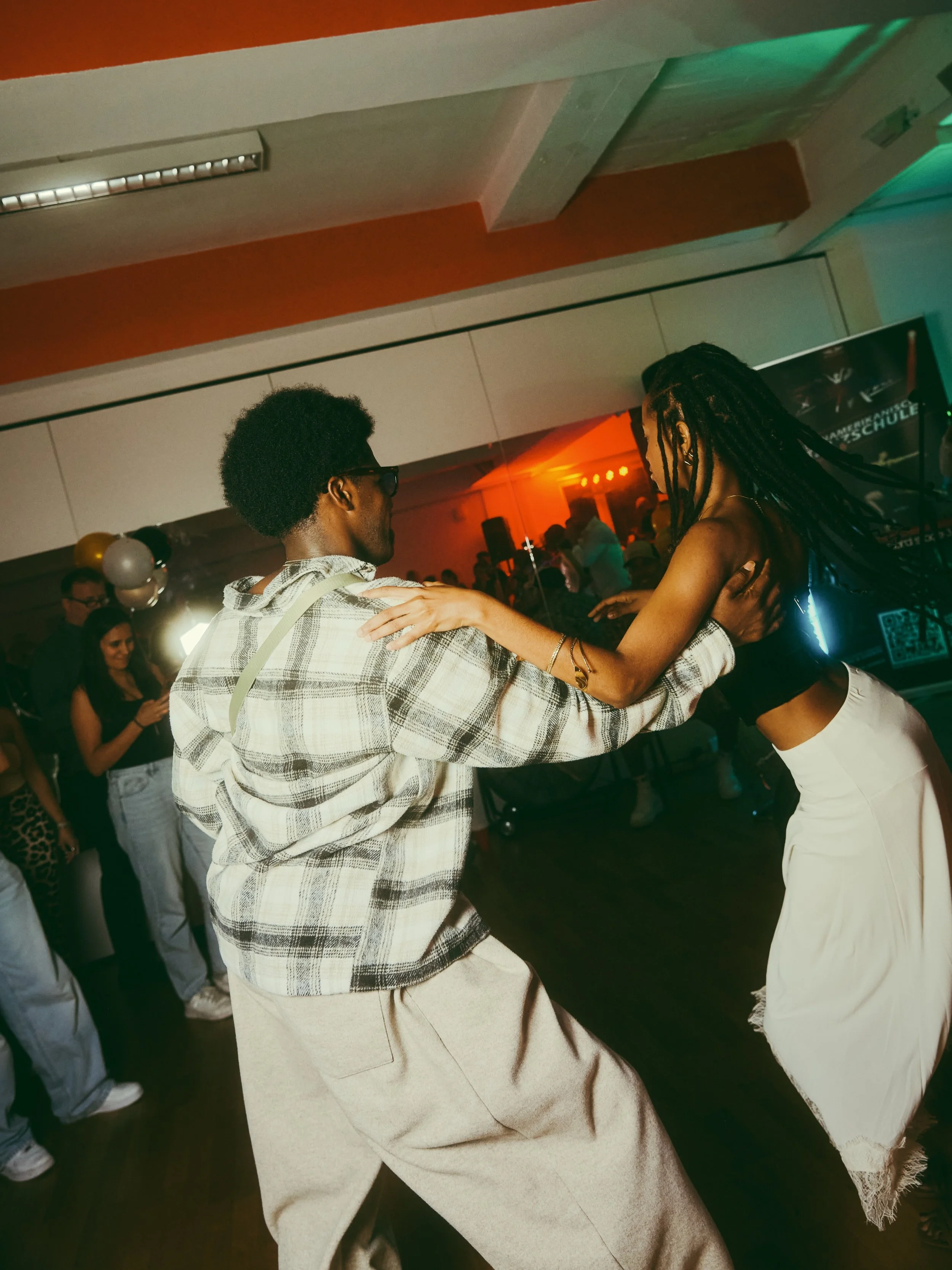 salsa cubana literally making my life (and edits) more colorful 💃🕺🔥

unas cuantas fotos del cumple de @maikel_santana_official en su escuela @santana_dance 
Que fiesta!! 😍