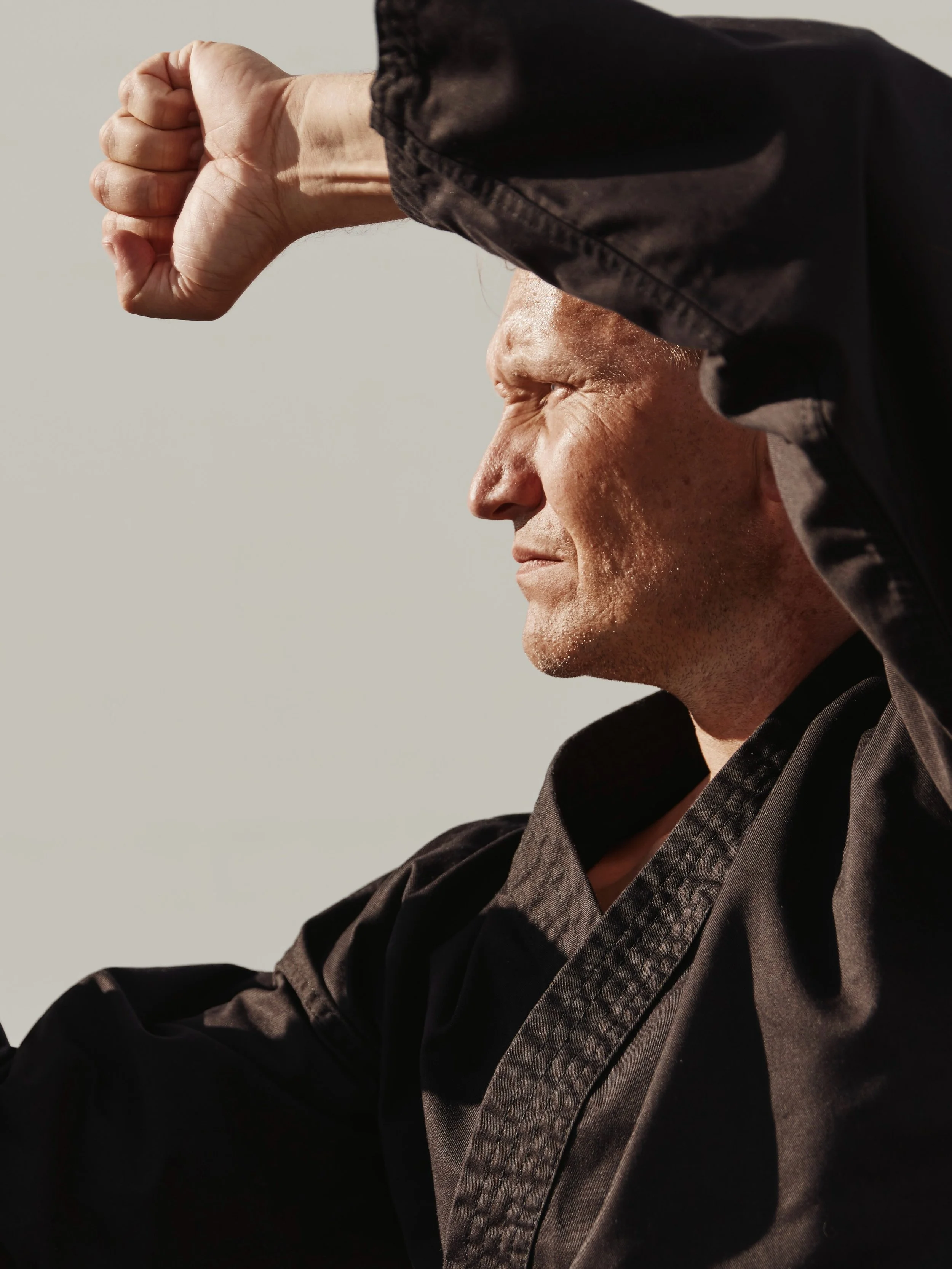 felt like sharing some martial arts shots before leaving for China and watching grannies practicing Tai Chi in public parks 🌳😉

from this year's shoot with one of my former taekwondo masters @mikko.bischoff 🥋👊🏻

#taekwondo #kwonjaehwa #martialar