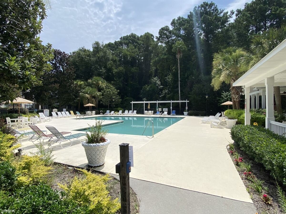 POOL.jpeg