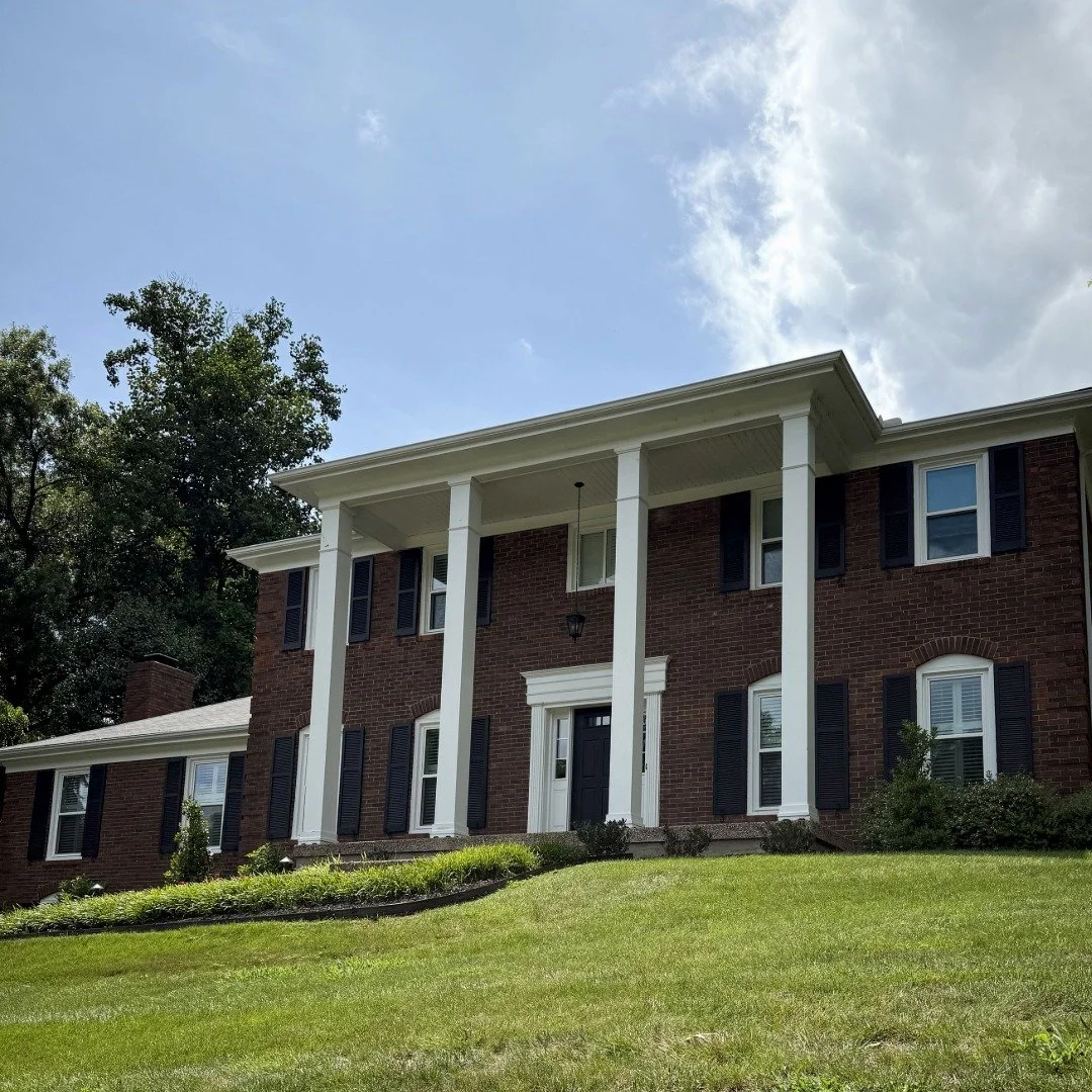 𝗡𝗲𝗲𝗱 𝘀𝗼𝗺𝗲 𝗺𝗼𝗿𝗲 𝗶𝗻𝘀𝗽𝗶𝗿𝗮𝘁𝗶𝗼𝗻? ✨
This recent brick exterior transformation is proof of just how impactful the right update can be.

These homeowners didn't love the look of their original brick; however, with the help of a designe