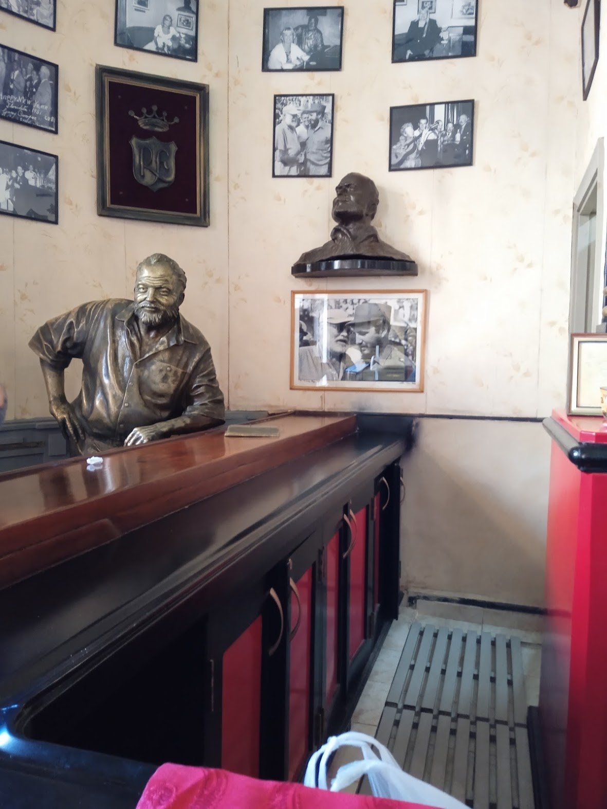 Hemingway statue in Floridita.jpg