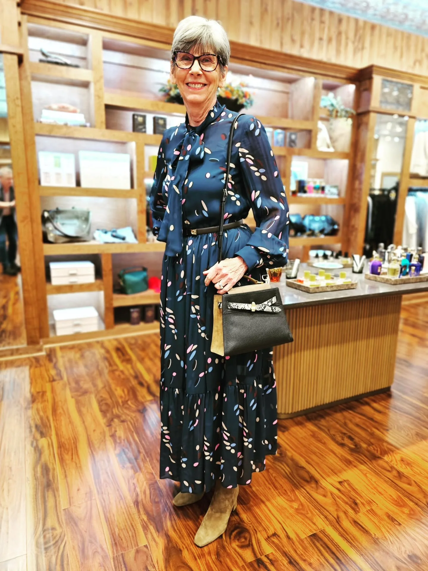 You can't beat @akris x @ferragamo for your Fall wardrobe 🍁🍂🍁

#visithighlandsnc #shopsmall #shoplocal #highlandsnorthcarolina #highlandsnc #blueridgemountains #foodandwinefestival #fallfashion