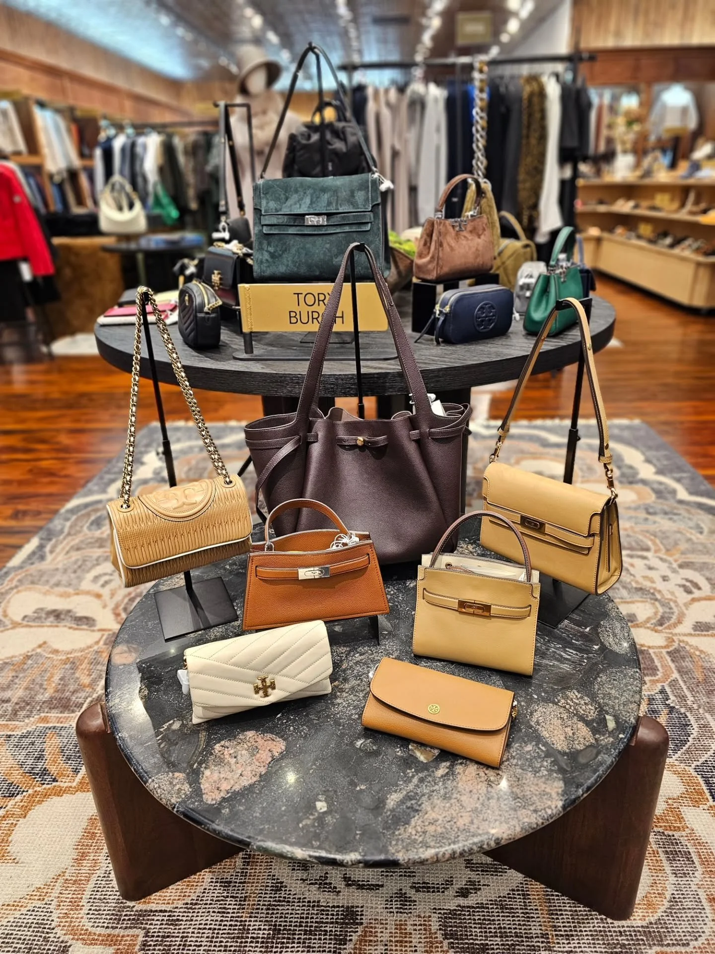Sooooo many lovely fall bags styles to choose from at Rosenthals 🍂🍁🍂

@toryburch @mulberryengland @jeromedreyfuss @jimmychoo @ferragamo @veronicabeard @ralphlauren

#fallfashion #visithighlandsnc #highlandsnorthcarolina #highlandsnc #blueridgemoun