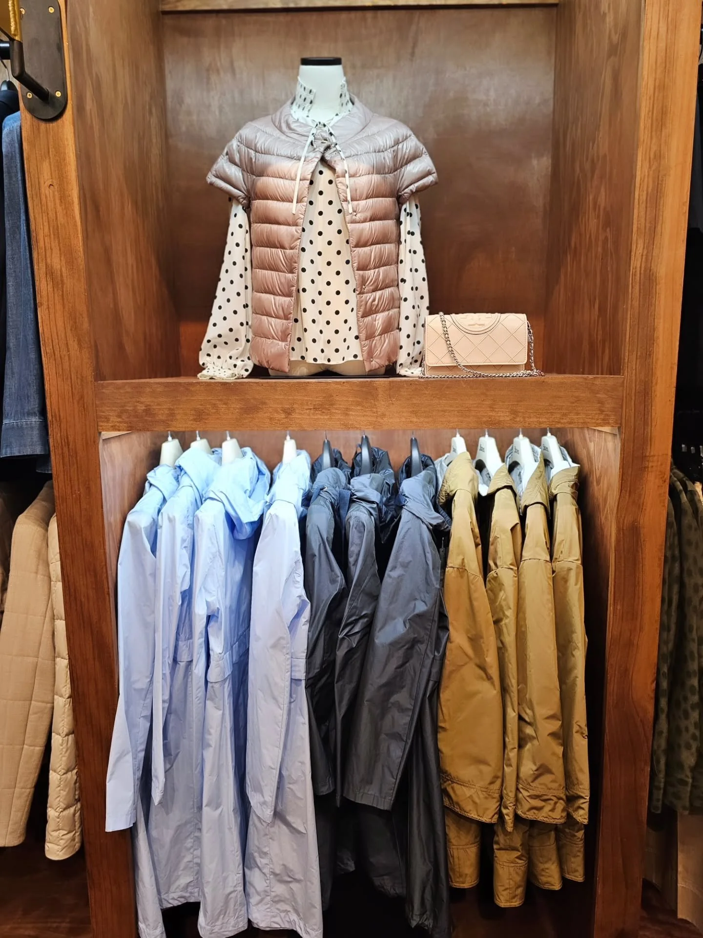 Spring @herno has arrived with many lovely lightweight options and spring weather ready materials; we are in a rain Forrest after all 🙄🌧️☔