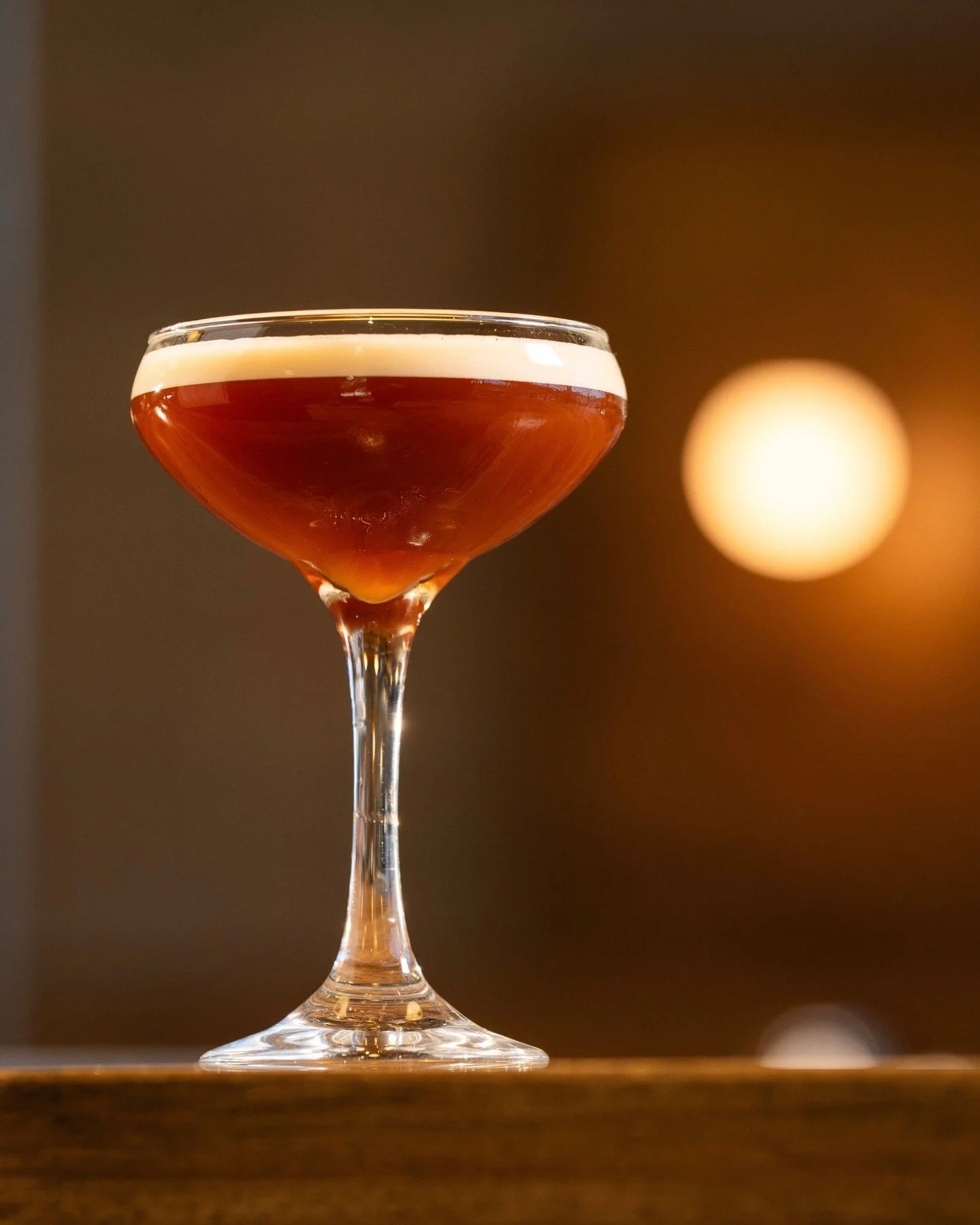 Meet the Captain&rsquo;s Martini &mdash; proof that you don&rsquo;t need alcohol for a smooth, sophisticated sip. 🍸✨

Zero-proof, full flavor, and perfect for any mood. 

📍 Oliver&rsquo;s Modern American 

Sun - Thurs ➡️ 4:00pm - 10:00pm
Fri - Sat 