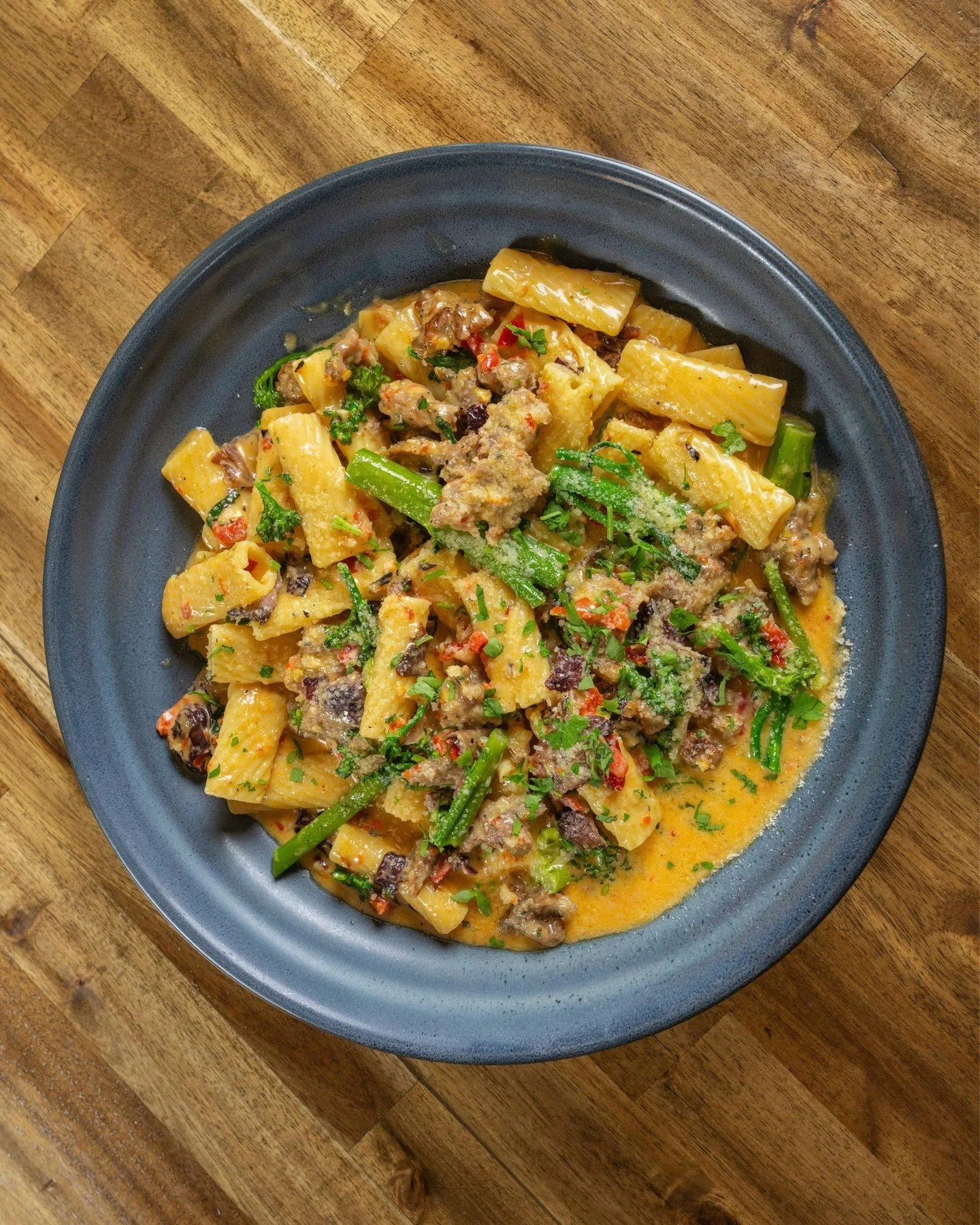 Twirl-worthy and unapologetically bold 🍝✨

Rigatoni tossed with Schreiner&rsquo;s Italian sausage, grilled radicchio, broccolini, Calabrian chili, and a rich parmesan cream&mdash;comfort food, Oliver&rsquo;s way. 

Oliver&rsquo;s Modern American ✨

