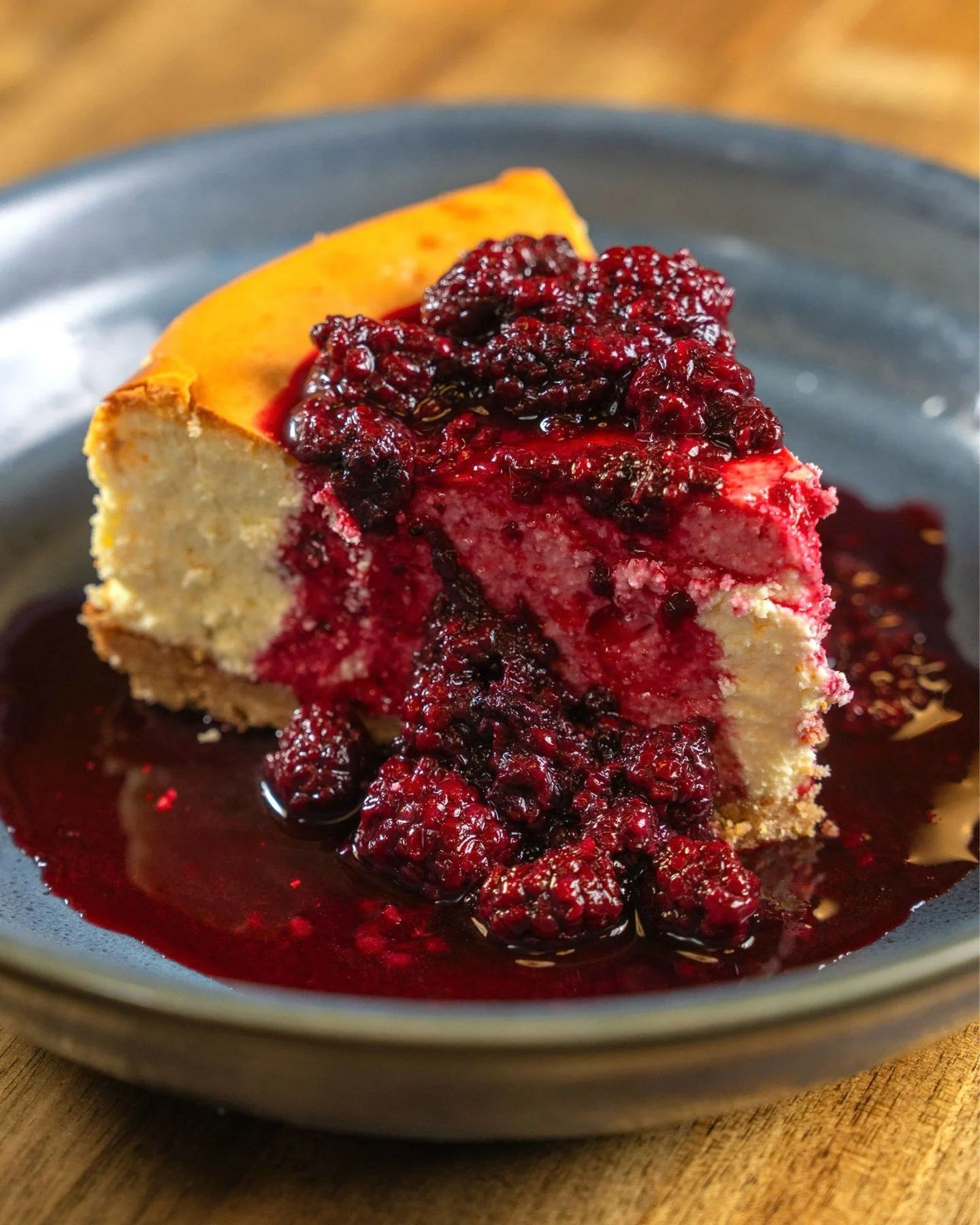 Happy Valentine&rsquo;s Day from all of us at Oliver&rsquo;s ❤️

We hope your day is going as lovely (and as smooth) as our cheesecake.

Sweet, rich, and made to be shared&hellip; or not. We don&rsquo;t judge. 😉

Oliver&rsquo;s Modern American ✨

Su