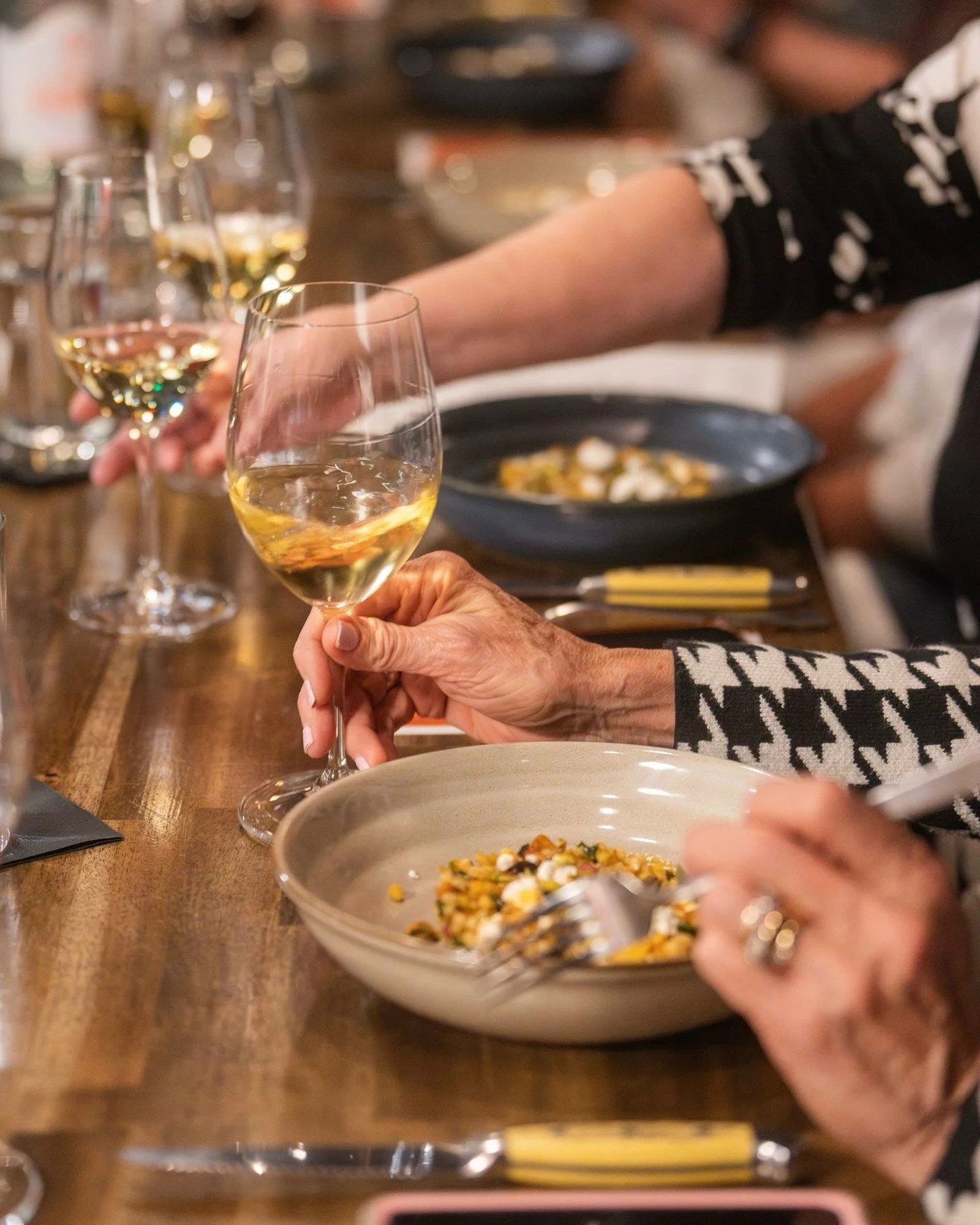 Dinner tastes better with the perfect pour🍷🍴

Sun - Thurs ➡️ 4:00pm - 10:00pm
Fri - Sat ➡️ 4:00pm - 11:00pm

📍 3205 N Hayden Rd Scottsdale, AZ 85251

#OliversModernAmerican #RestaurantVibes #PatioDining #PhoenixEats #ArizonaDining