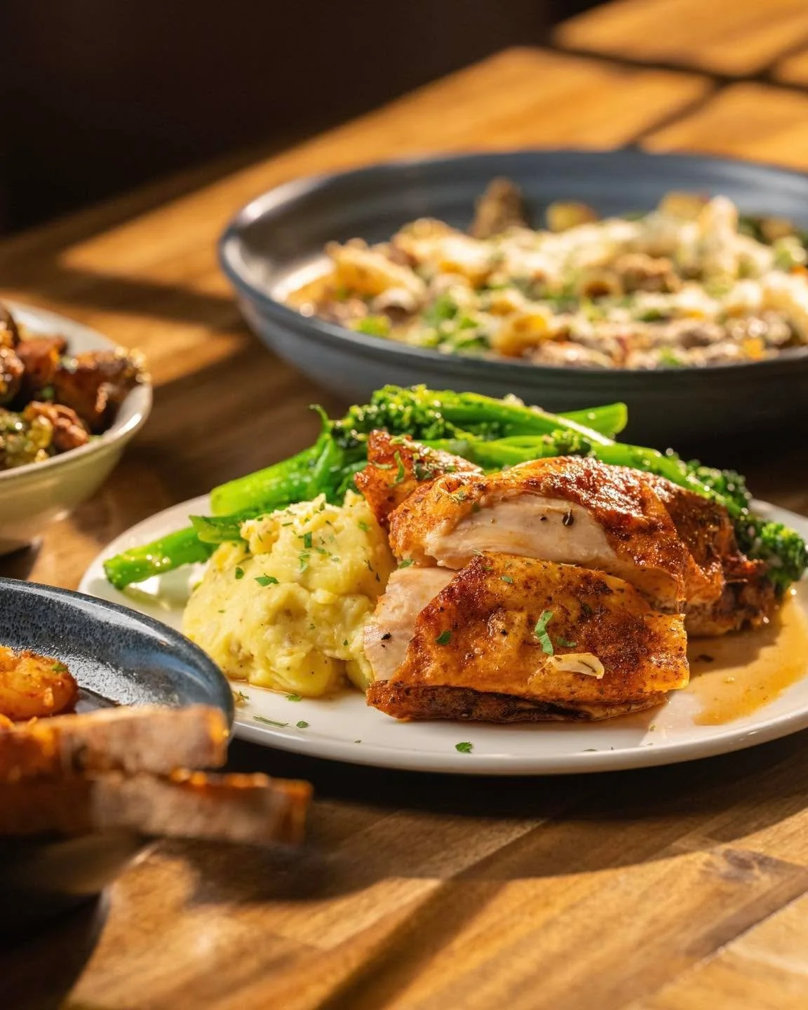 Serving up the perfect weekend dinner, one plate at a time🍽️ 

Sun - Thurs ➡️ 4:00pm - 10:00pm
Fri - Sat ➡️ 4:00pm - 11:00pm

📍 3205 N Hayden Rd Scottsdale, AZ 85251

#OliversModernAmerican #RestaurantVibes #PhoenixEats #ArizonaDining #ScratchKitch