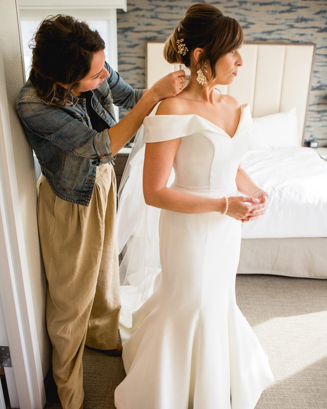 was lucky enough to join and style hair for a long time friend and her besties on the morning of her wedding day. beyond beautiful - inside and out ✨
@_lizzyelizabeth

Photo by @sistercityphotography