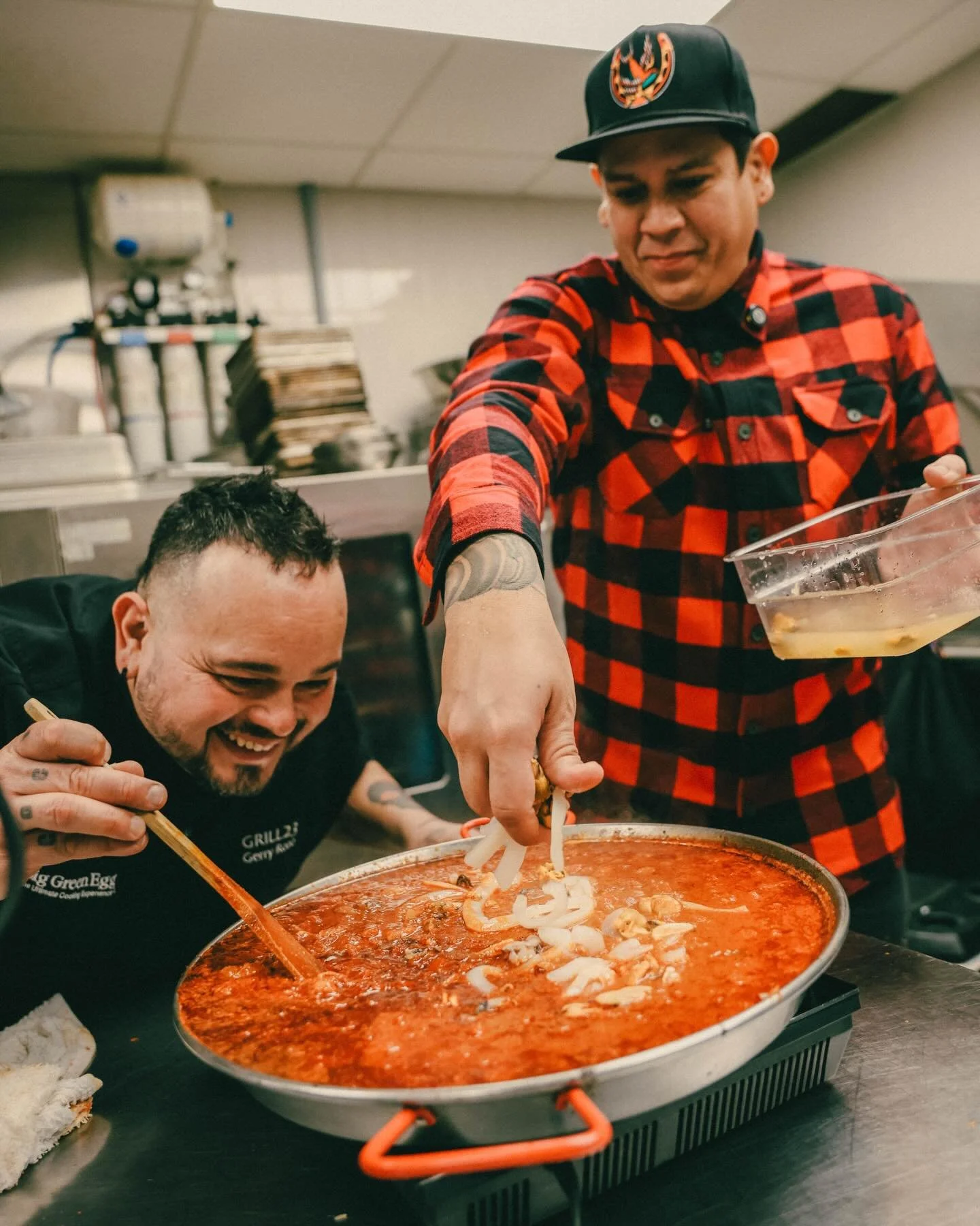 Paella the traditional way 🥘
 Gerry aka @chefelpadre in action, one of the amazing vendors joining us at the 3rd Edition London Seafood Festival. @100kellogg 
Food is culture. Connection. Identity. 🌊
📷 @sandoooval
