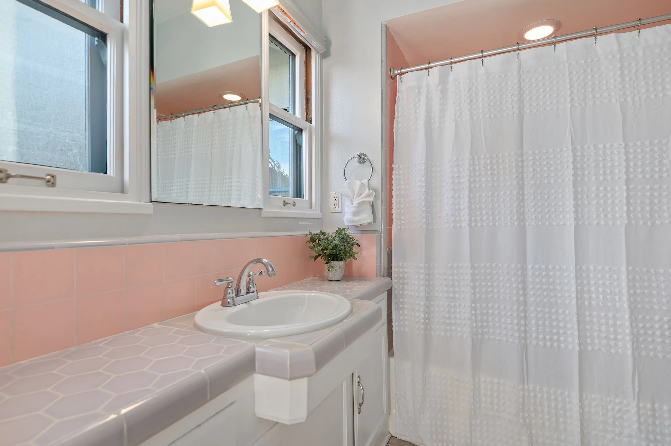 17 - Bathroom 2.jpg