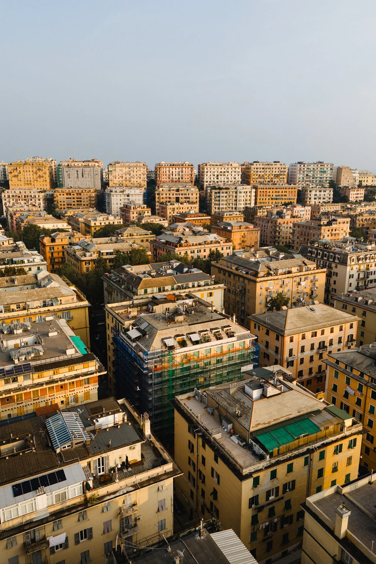 Vista aerea di un quartiere urbano con numerosi edifici residenziali di altezza variabile, alcuni in fase di ristrutturazione